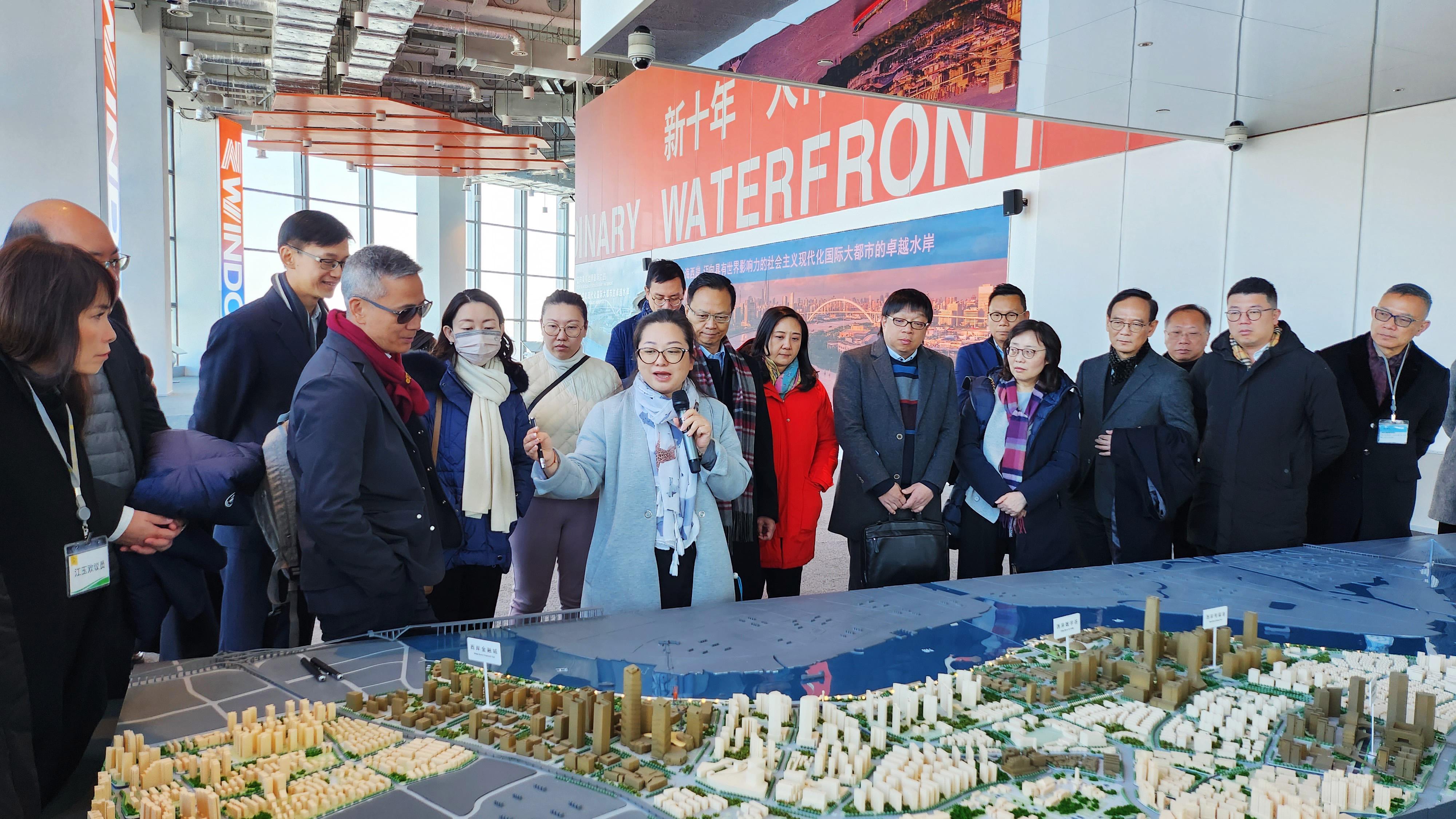 The delegation of the Legislative Council Panel on Development concludes its study visit to Shanghai today (December 21). Photo shows the delegation going up the West Bund AI Tower at Xuhui Riverside and receiving a briefing to gain an overview of the development projects of the West Bund Group.