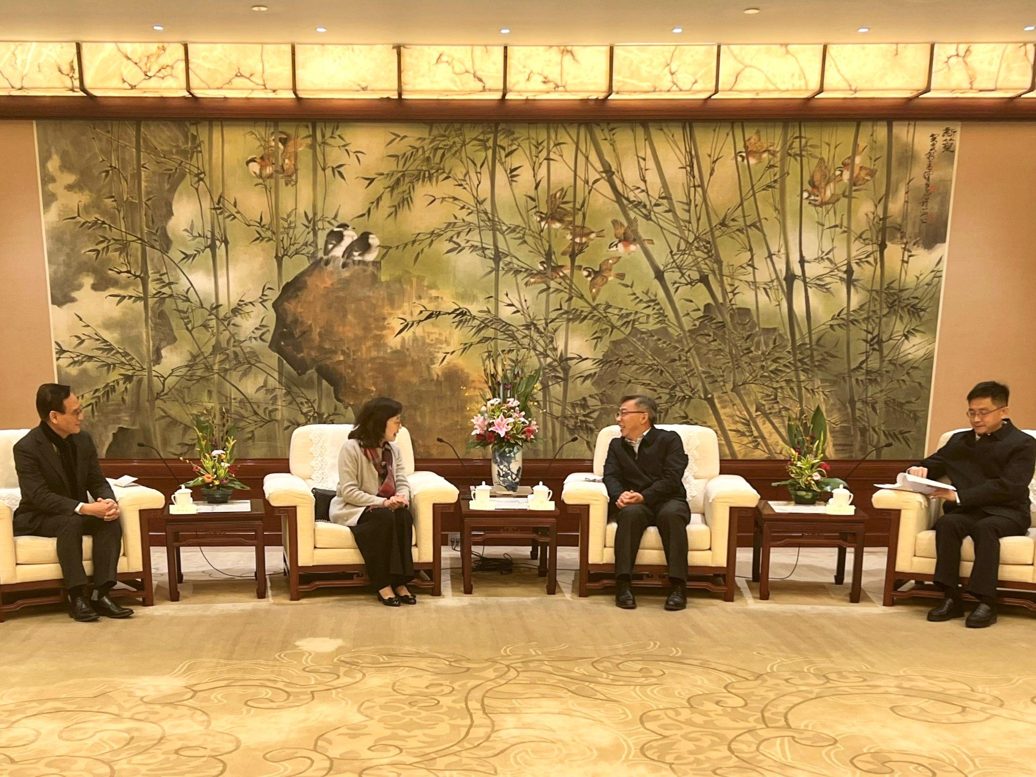 Led by the Secretary for Development, Ms Bernadette Linn, the delegation of the Development Bureau concluded the visit to Shanghai today  (December 21). Photo shows Ms Linn (second left) and the Chairman of the Legislative Council Panel on Development, Mr Tony Tse (first left), meeting with Vice Mayor of the Shanghai Municipal People's Government (SMPG) Mr Zhang Xiaohong (second right); and Deputy Secretary-General of the SMPG Mr Wang Weiren (first right).