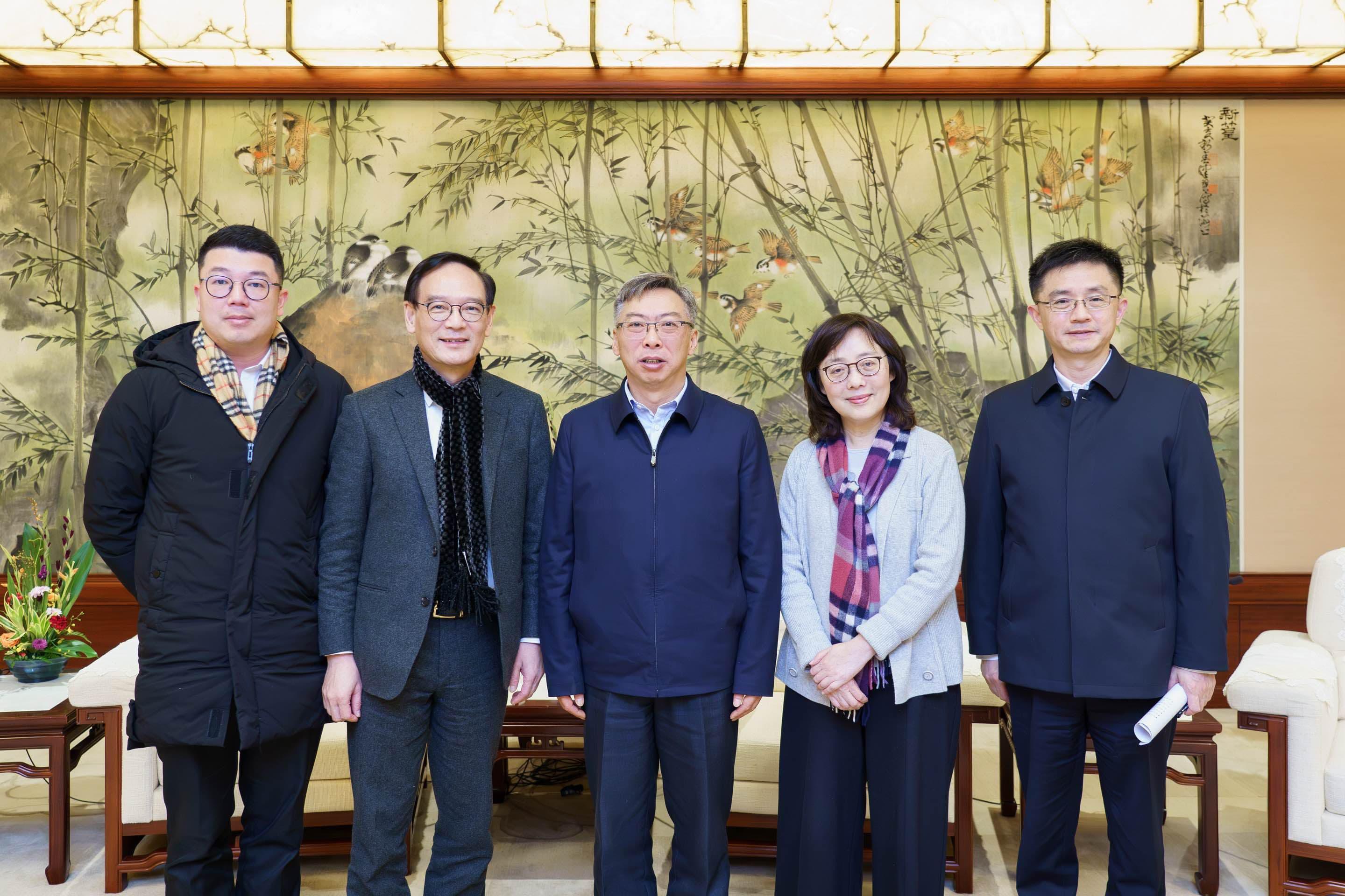 Led by the Secretary for Development, Ms Bernadette Linn, the delegation of the Development Bureau concluded the visit to Shanghai today  (December 21). Photo shows Vice Mayor of the Shanghai Municipal People's Government (SMPG) Mr Zhang Xiaohong (centre); Deputy Secretary-General of the SMPG Mr Wang Weiren (first right); Ms Linn (second right), the Chairman of the Legislative Council Panel on Development, Mr Tony Tse (second left) ; and Deputy Chairman, Mr Lau Kwok-fan (first left). 