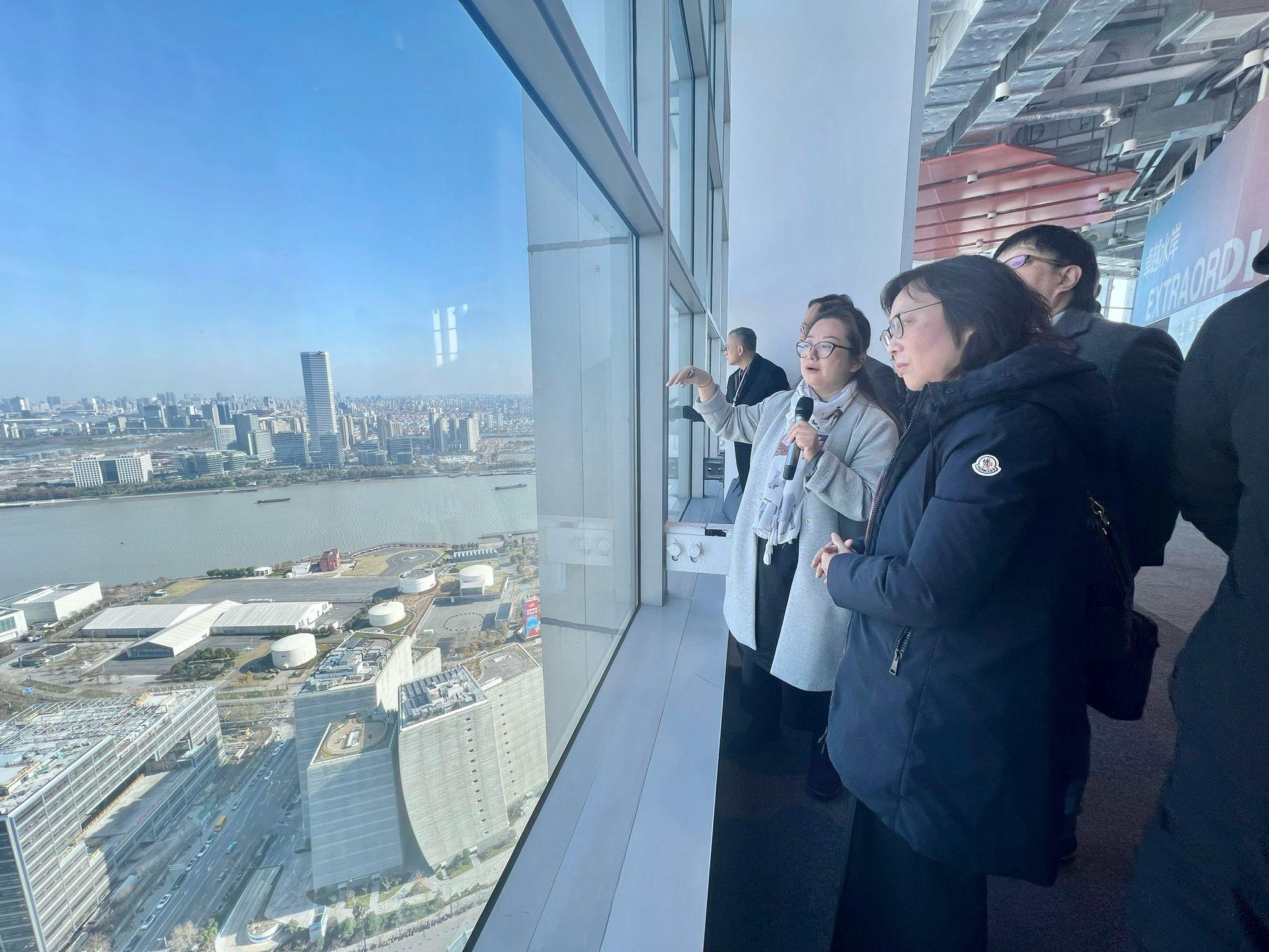 Led by the Secretary for Development, Ms Bernadette Linn, the delegation of the Development Bureau concluded the visit to Shanghai today  (December 21). Photo shows Ms Linn (first right) learning about the overall planning and development progress of the waterfront area in Xuhui District at West Bund International AI Tower.