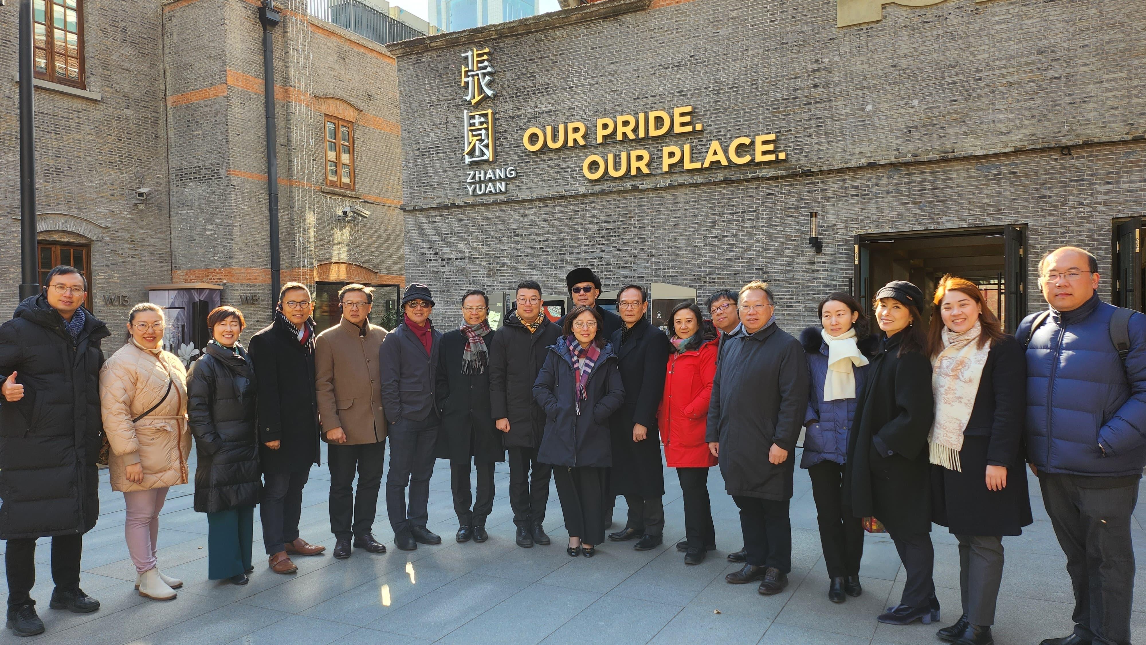 Led by the Secretary for Development, Ms Bernadette Linn, the delegation of the Development Bureau (DEVB) concluded the visit to Shanghai today  (December 21). Photo shows Ms Linn (centre) and the delegations of the DEVB and the Legislative Council Panel on Development visiting century-old Zhangyuan.