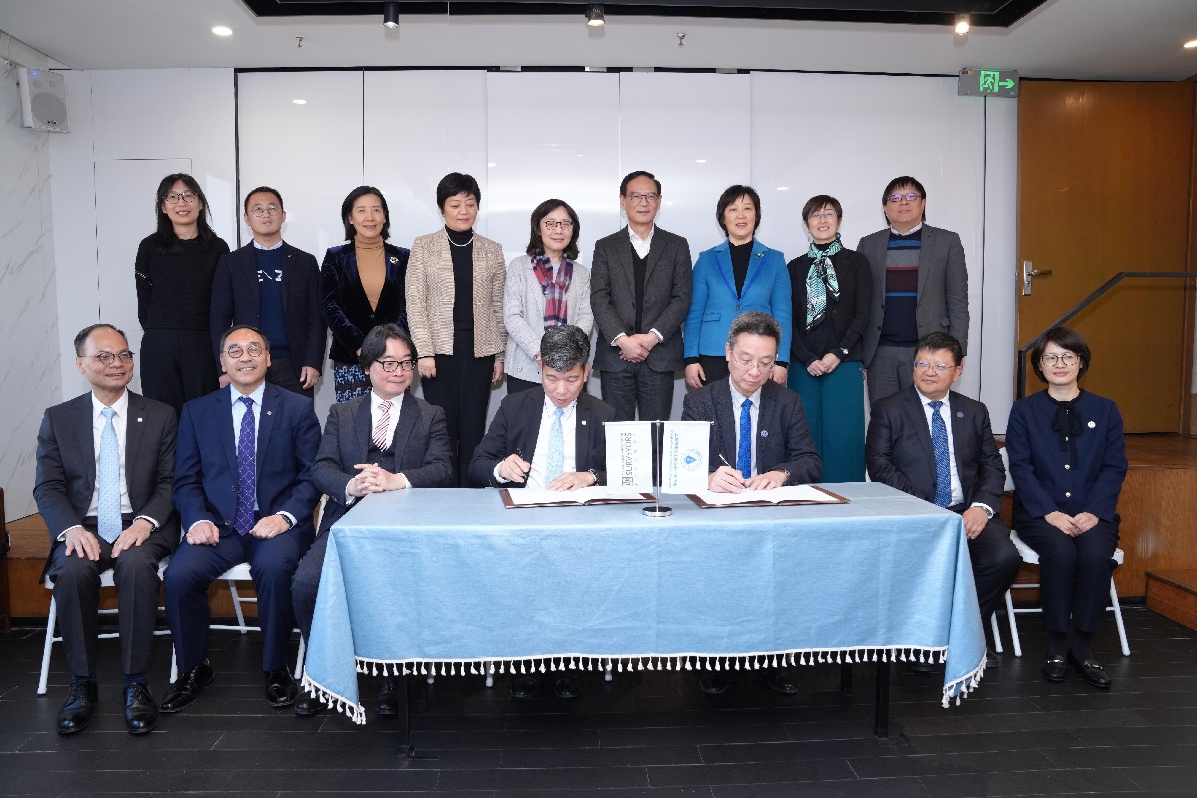 Led by the Secretary for Development, Ms Bernadette Linn, the delegation of the Development Bureau (DEVB) concluded the visit to Shanghai today  (December 21). Photo shows Ms Linn (back row, centre) attending the signing ceremony of the memorandum of co-operation between the Hong Kong Institute of Surveyors (HKIS) and the Shanghai Construction Consultants Association as well as the plaque presentation ceremony for the new liaison office of the HKIS at the Shanghai Xuhui Hong Kong Innovation and Entrepreneurship Centre.