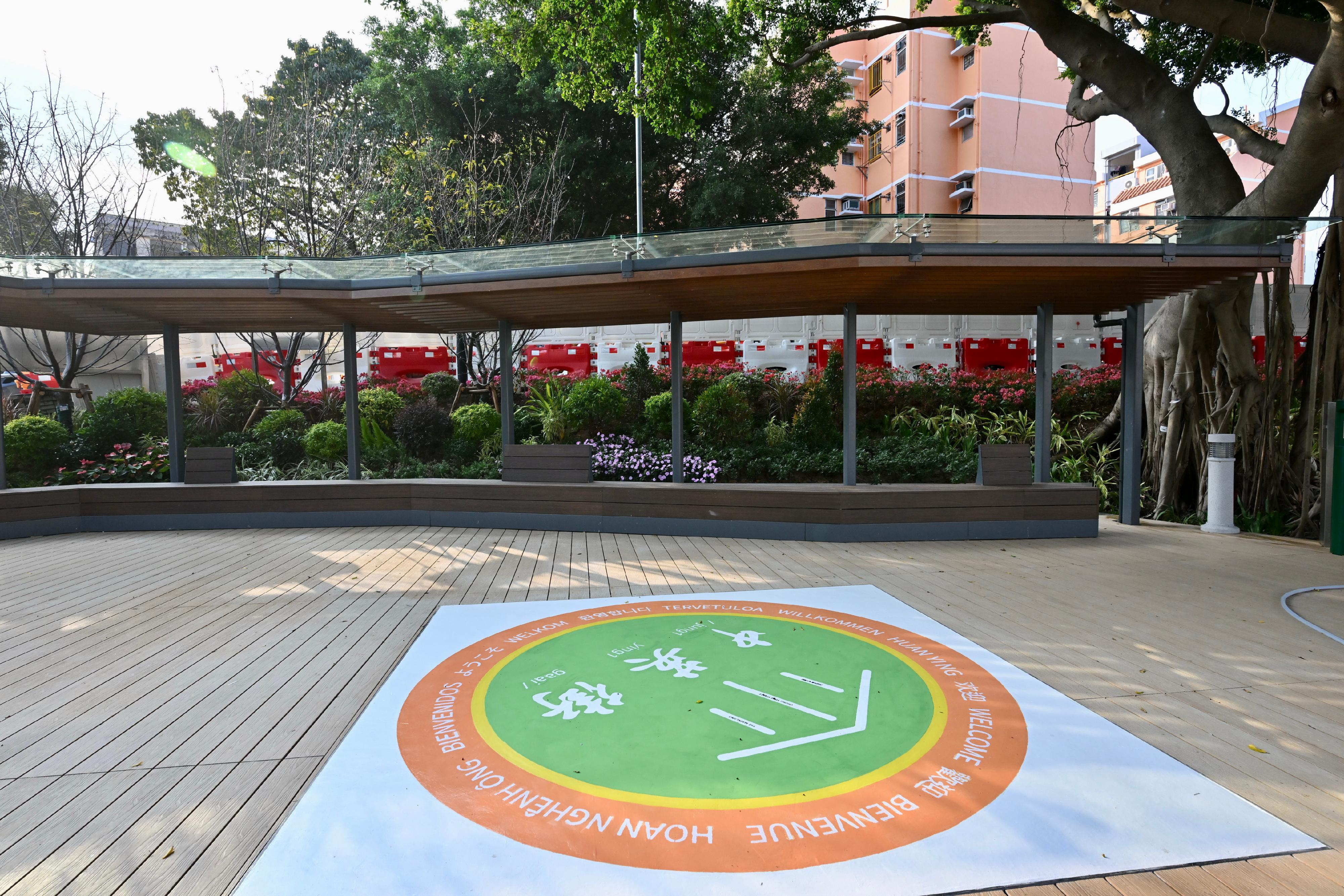 The Leisure and Cultural Services Department (LCSD) announced today (December 22) that Chung Ying Street Garden, newly built for the Second Phase Opening-up of Sha Tau Kok, will open for public use from January 1, 2024. Occupying about 1 300 square meters and managed by the LCSD, the garden provides a pleasant leisure space for public enjoyment.