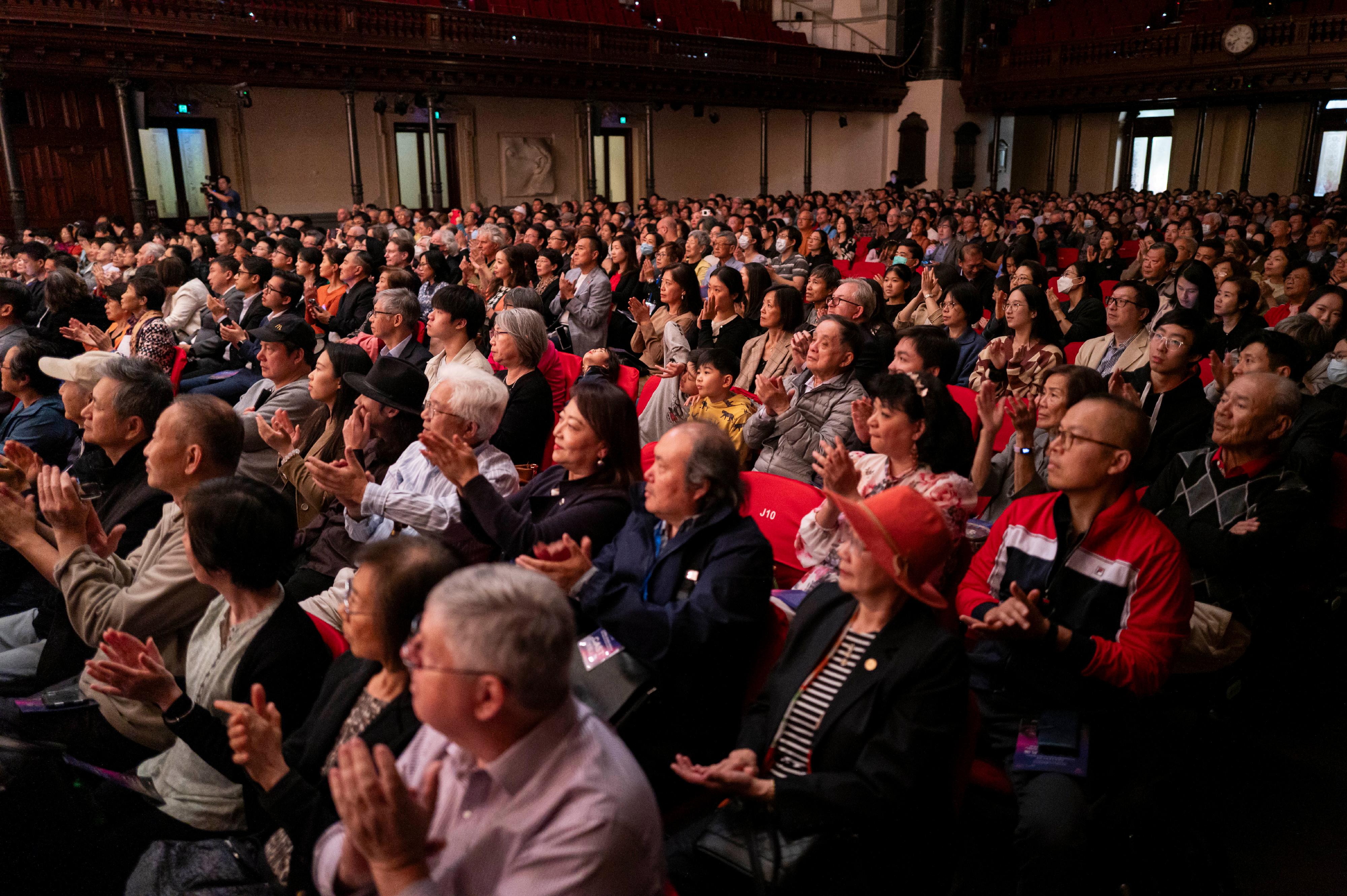 The Hong Kong Economic and Trade Office, Sydney is supporting the Hong Kong Chinese Orchestra in its staging of three music concerts in Australia to promote traditional Chinese music and showcase the music talent of Hong Kong. The concert in Sydney was well received by the audience yesterday (December 21).