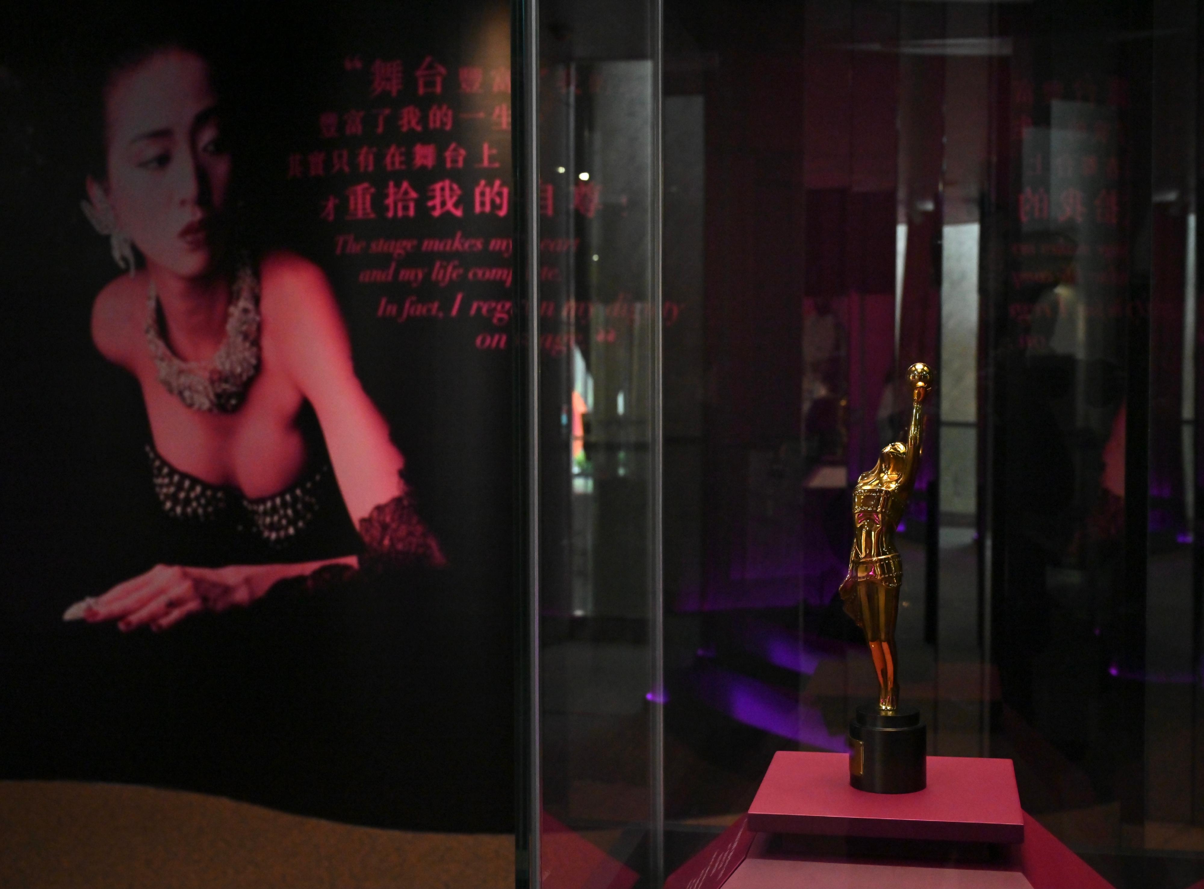 「絕代芳華・梅艷芳」展覽開幕典禮今日（十二月二十三日）在香港文化博物館舉行。圖示梅艷芳的《第二十三屆香港電影金像獎》演藝光輝永恆大獎獎座。