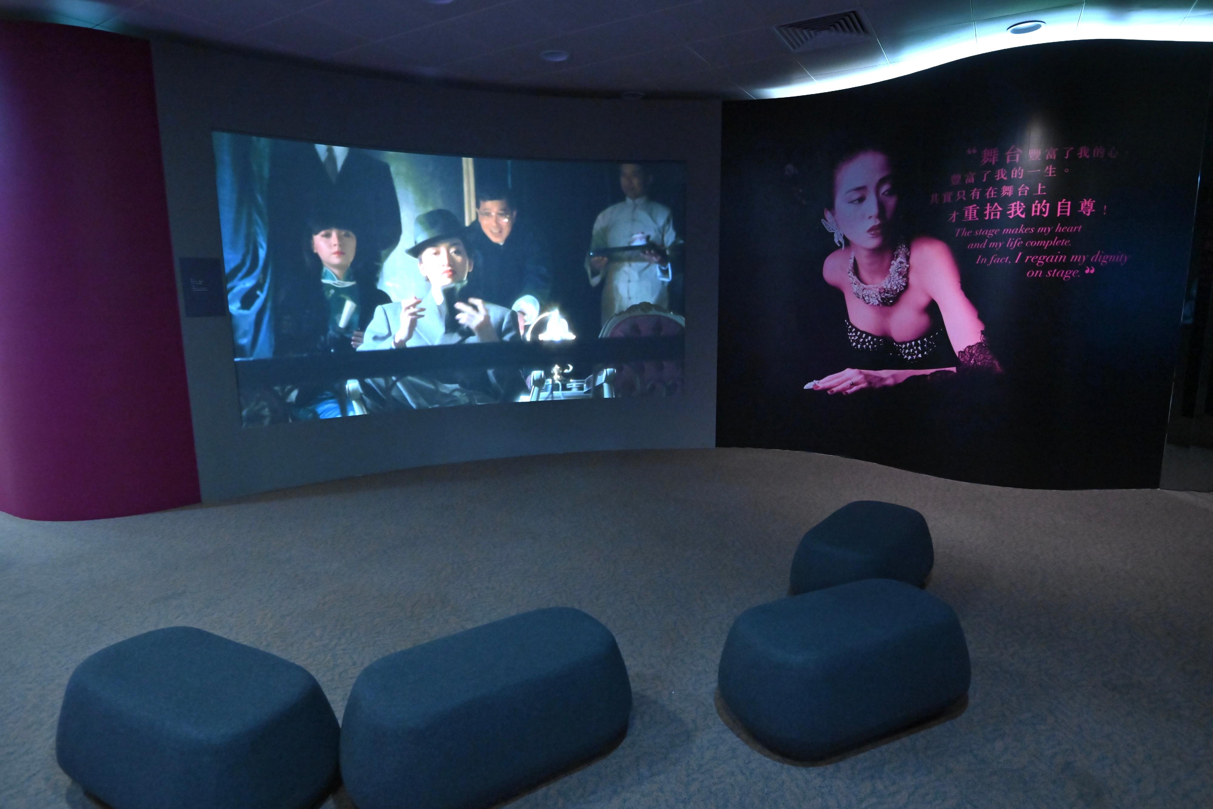 「绝代芳华・梅艳芳」展览开幕典礼今日（十二月二十三日）在香港文化博物馆举行。展览影片展示梅艳芳在音乐和电影中不同形象及获奖感受。