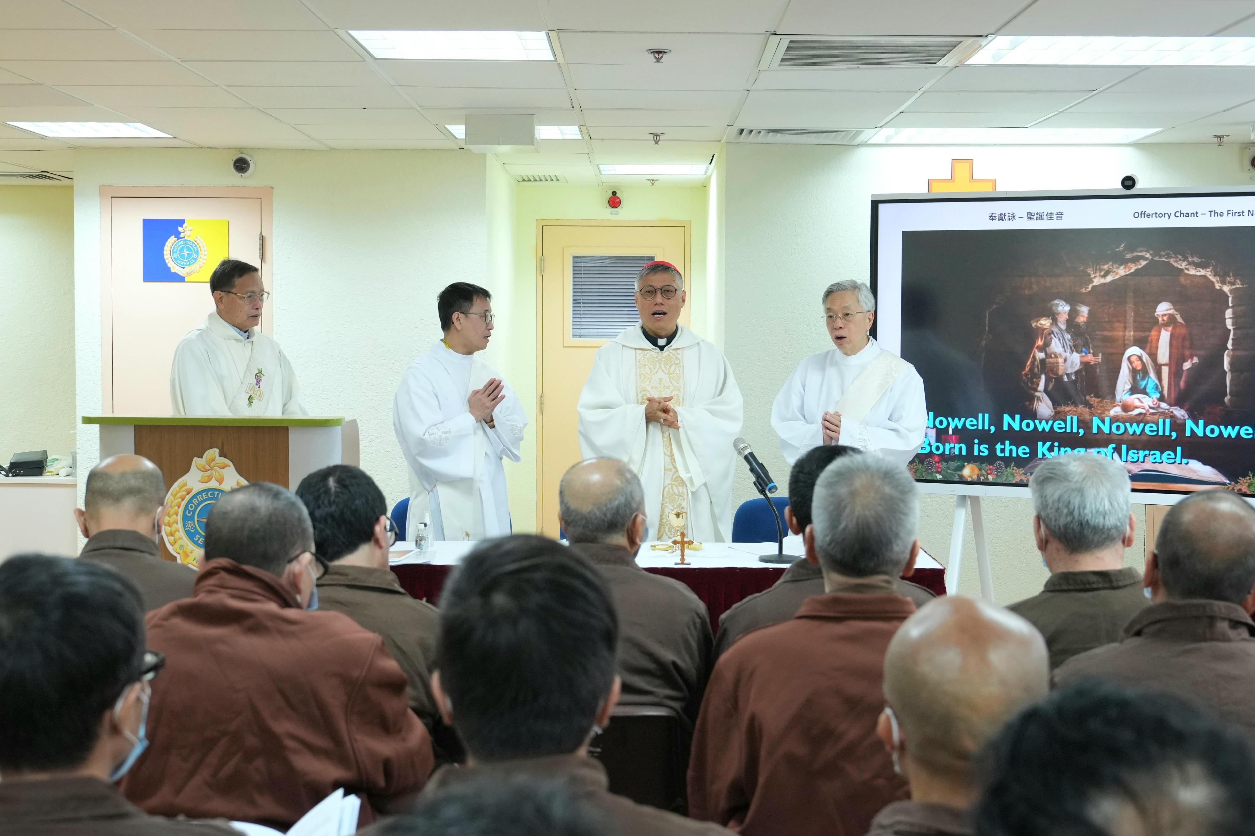 天主教香港教区主教周守仁枢机（右二）今日（十二月二十五日）到赤柱监狱主持圣诞弥撒。
