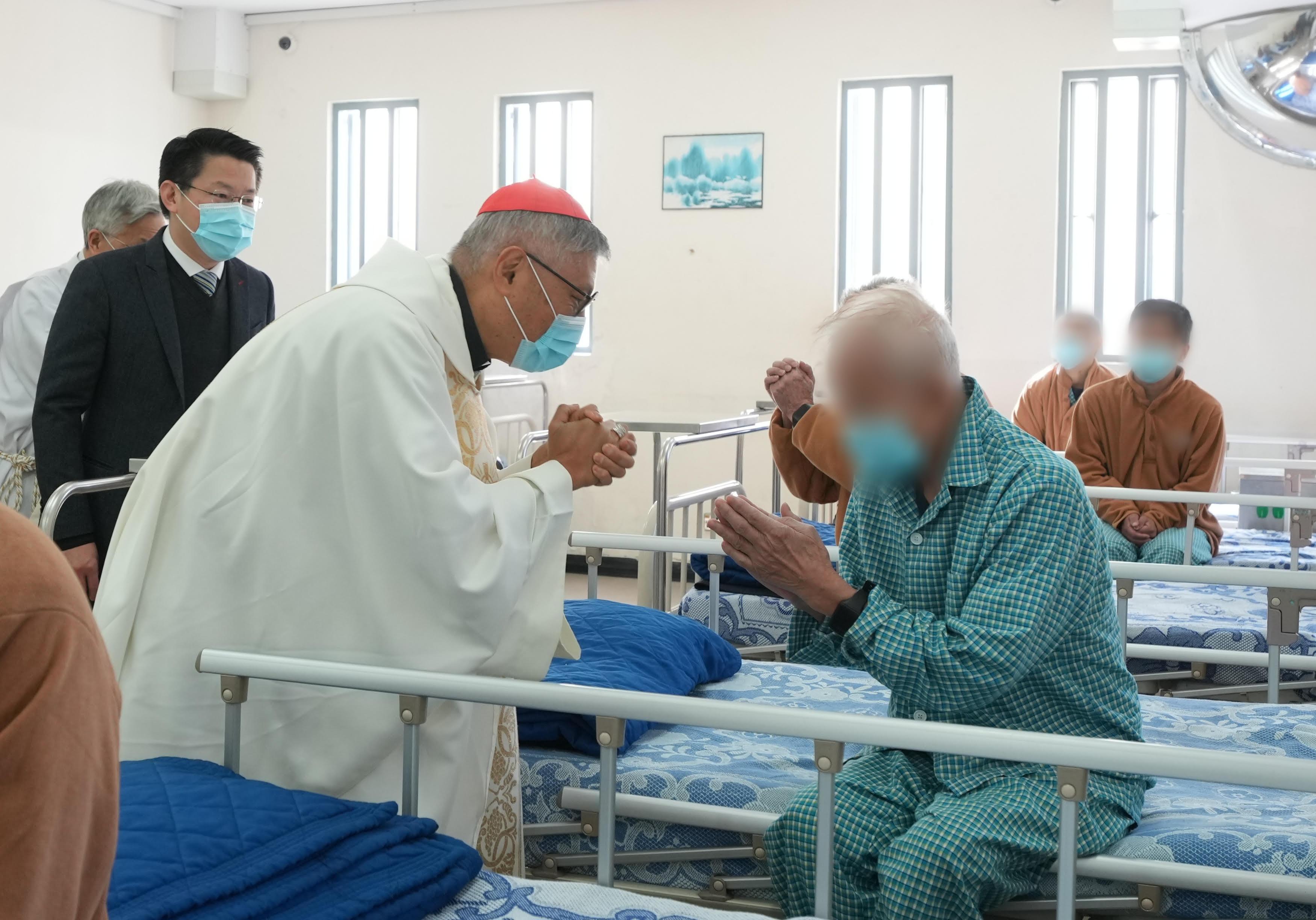 天主教香港教區主教周守仁樞機（左二）今日（十二月二十五日）在懲教署副署長（行動及策略發展）吳超覺（左一）陪同下，到訪赤柱監獄醫院向病患的在囚人士送上關懷與支持。
