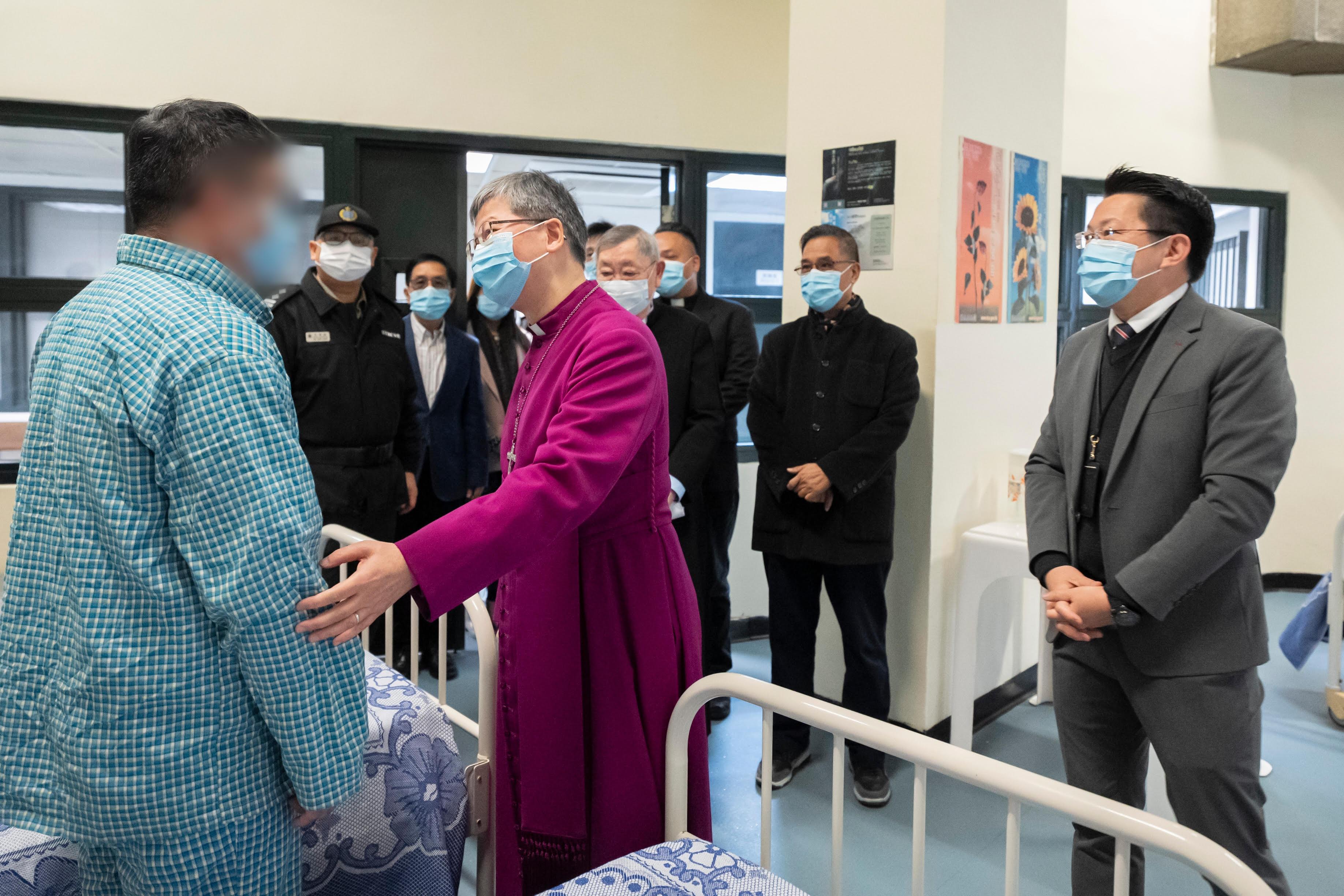 香港圣公会大主教陈讴明（前排中） 于十二月二十一日在惩教署副署长（行动及策略发展）吴超觉（前排右）陪同下，到访白沙湾惩教所医院向病患的在囚人士送上关怀与支持。
