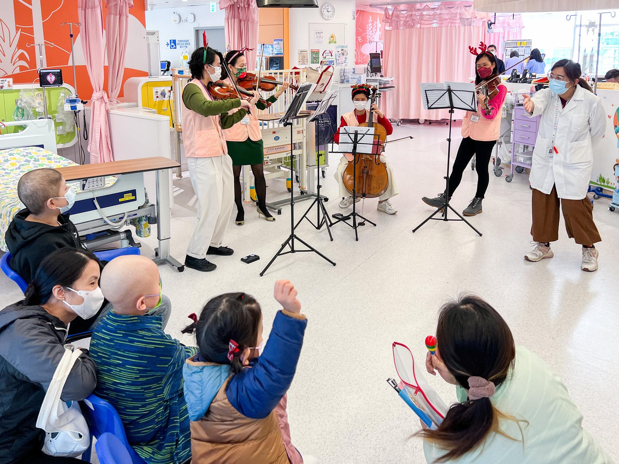 香港儿童医院特意安排几位专业乐手义工到病房演奏，让病童在悠扬乐韵中感受节日气氛。小朋友和家长听到熟悉的圣诞歌都很高兴。