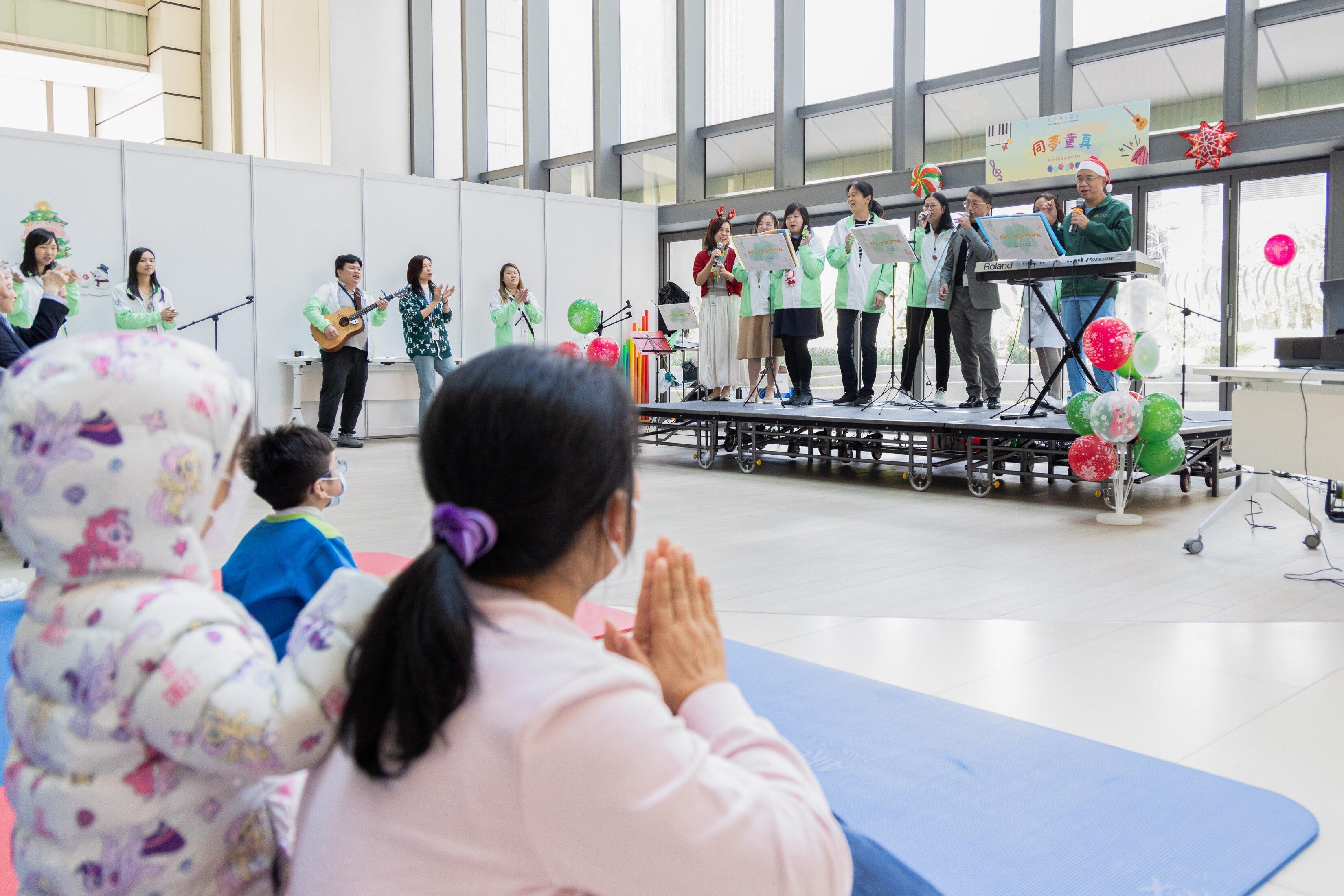 香港兒童醫院的職員音樂小組獻唱聖誕歌，以愉快旋律與病童和同事慶祝佳節。