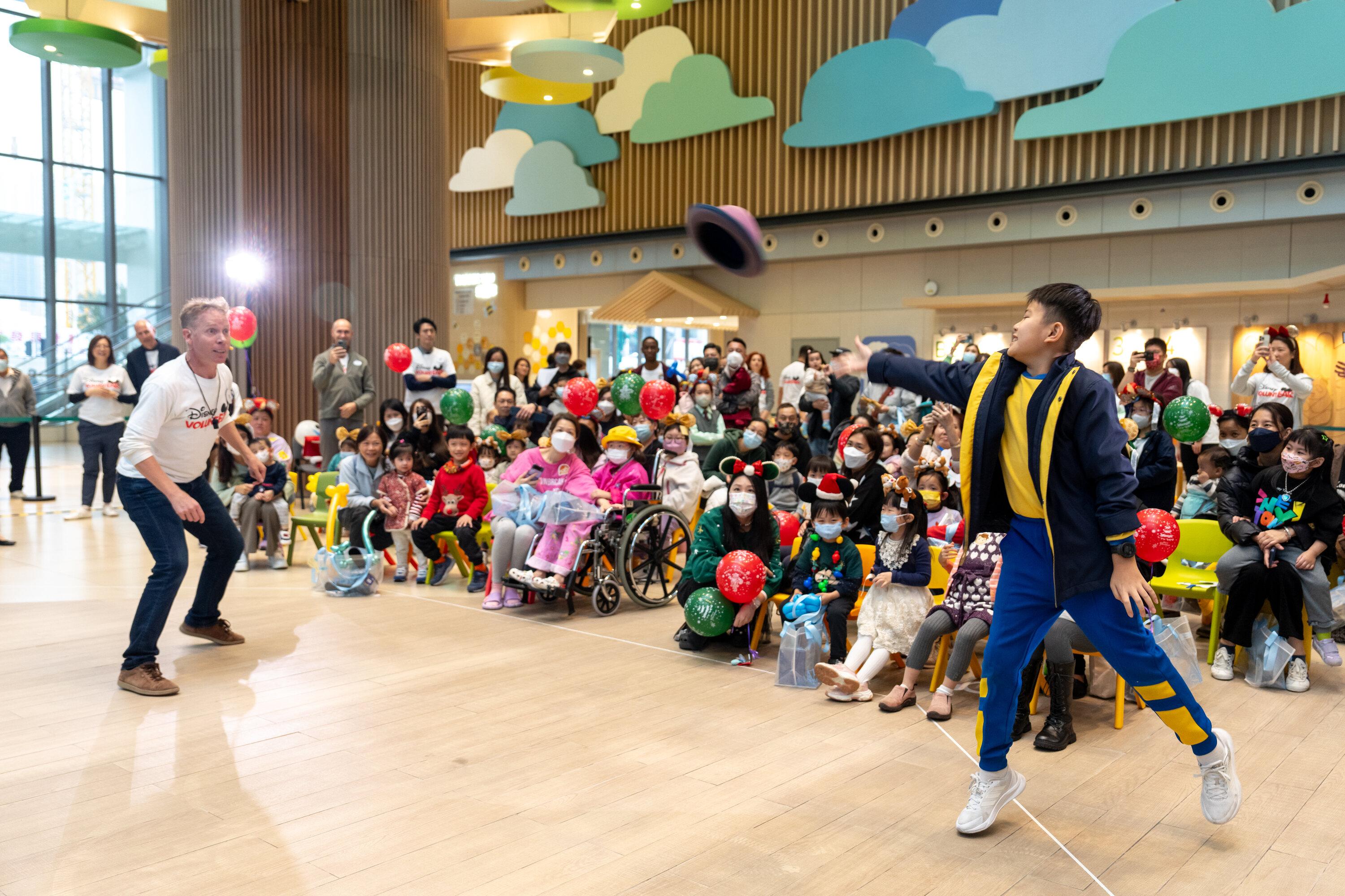 香港儿童医院与迪士尼义工队合作，在医院大堂为病童及家人举办圣诞派对，精彩节目包括歌舞、魔术和摊位游戏等，欢声笑语不绝。
