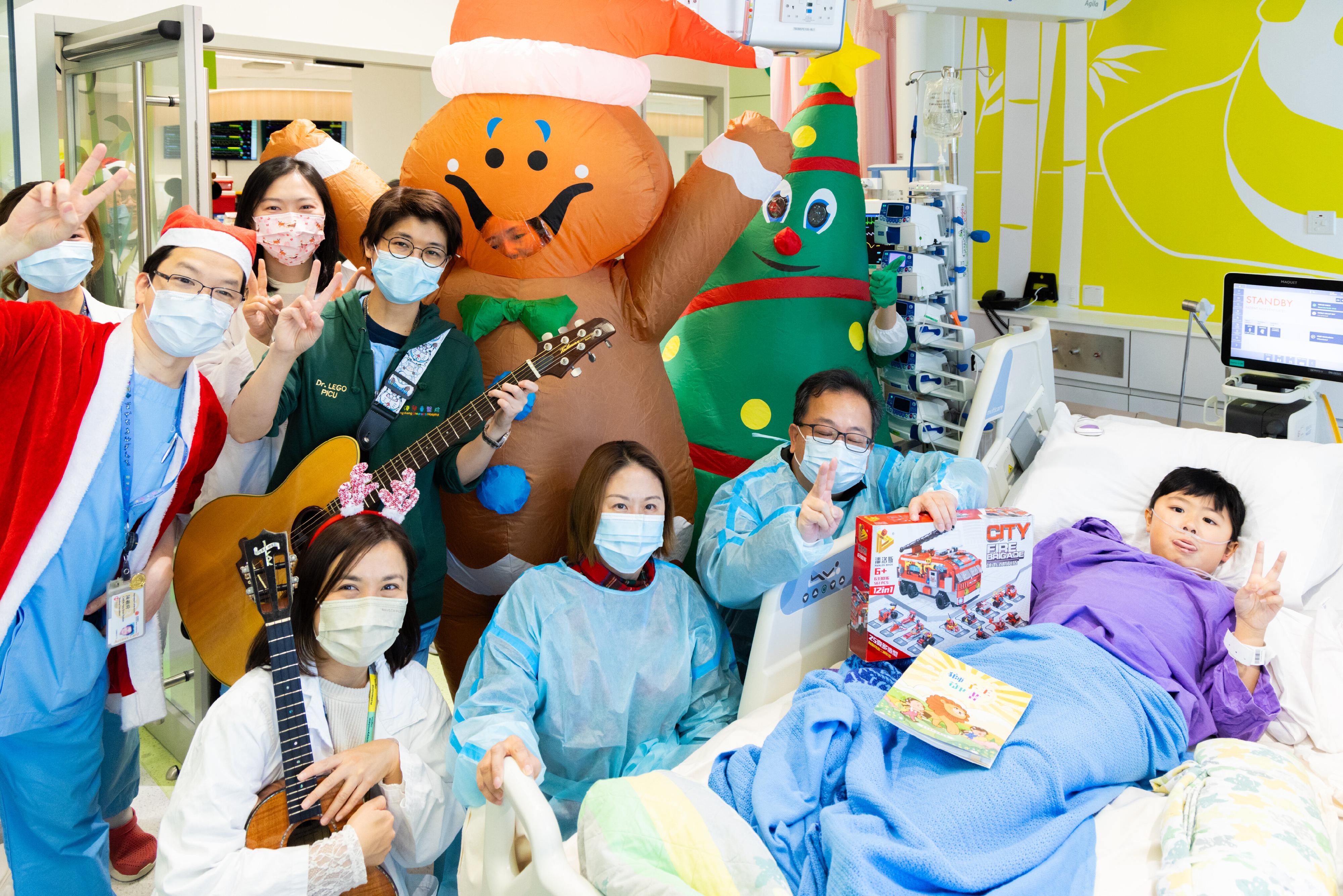 一班香港兒童醫院的醫護人員在聖誕日悉心打扮，為仍然留院的病童和家長報佳音及大派驚喜禮物，送上節日祝福。
