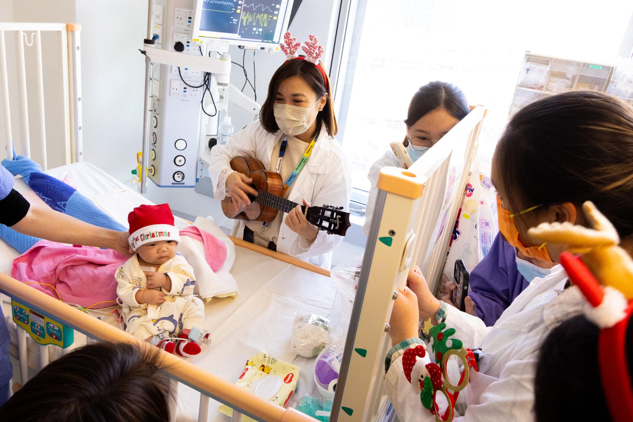 一名香港兒童醫院的醫生在聖誕日穿梭各病房，為仍然留院的病童唱聖誕歌。
