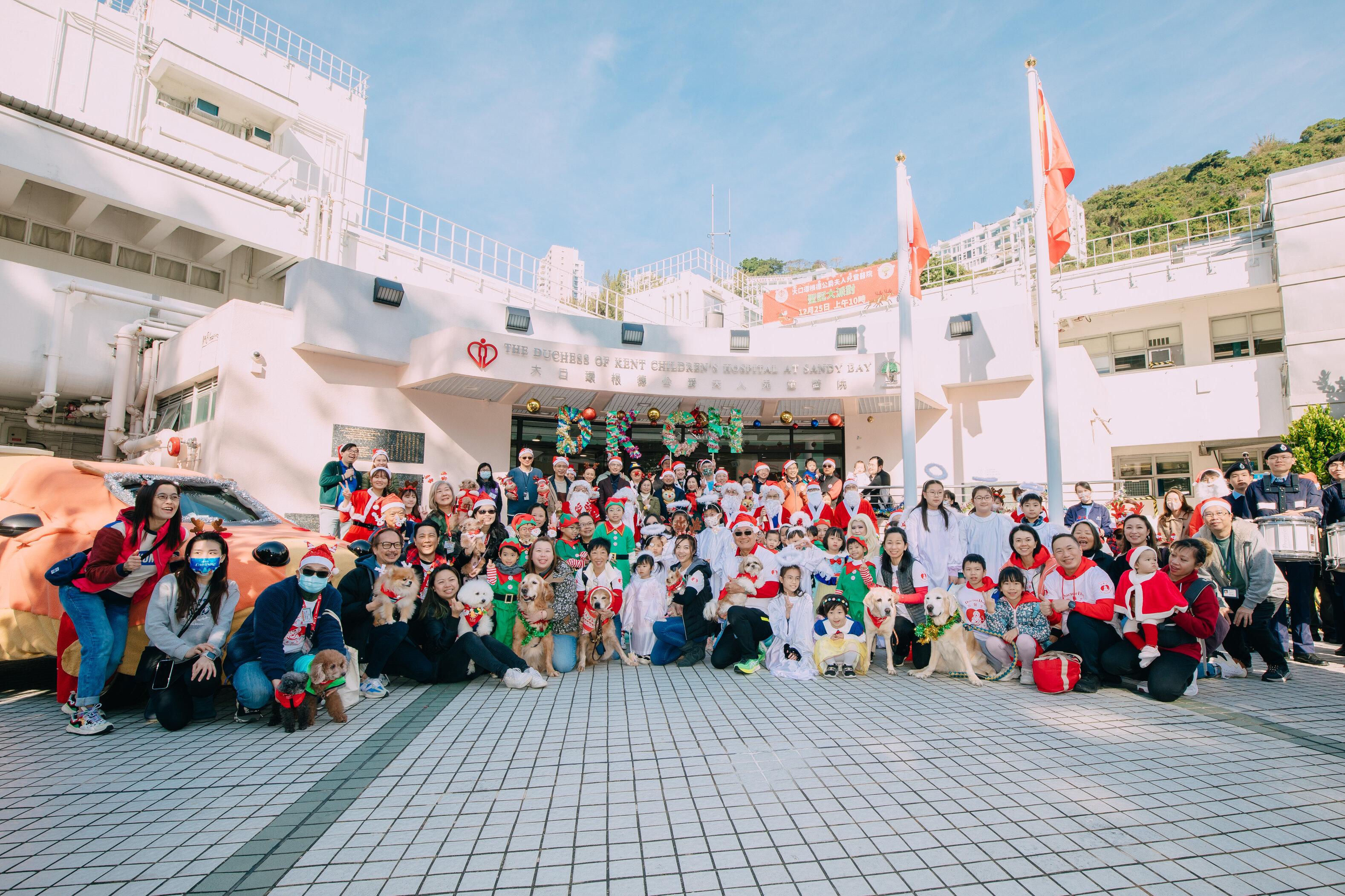 The Duchess of Kent Children's Hospital held a party, where a group of dog doctors accompanied the sick children to watch performances and took photos with healthcare professionals dressing as cartoon characters, spending a festive moment together.
