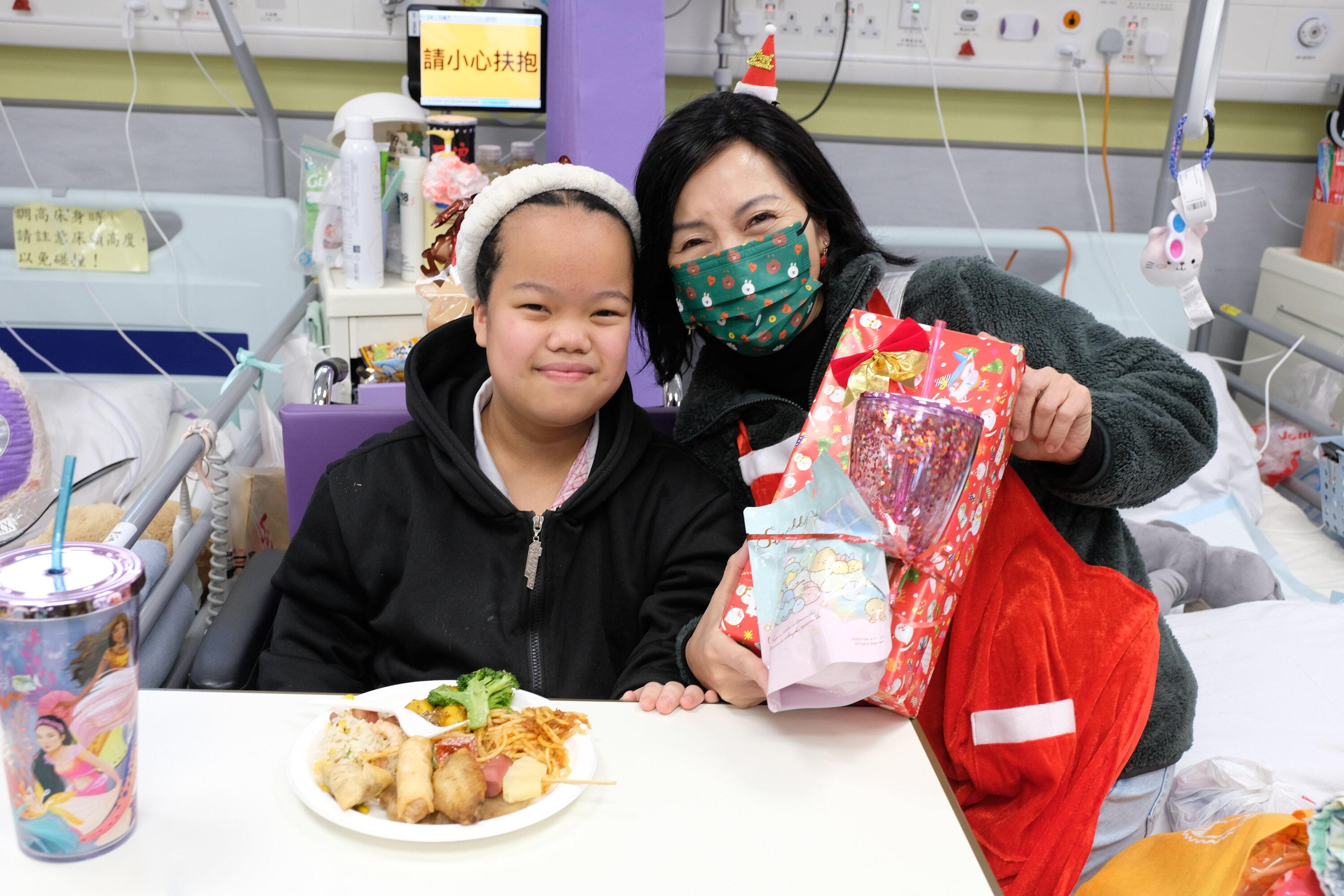 The Duchess of Kent Children's Hospital management distributed Christmas meals to the hospitalised children and presented them with Christmas gifts, bringing joy to the young patients during the Christmas time.
