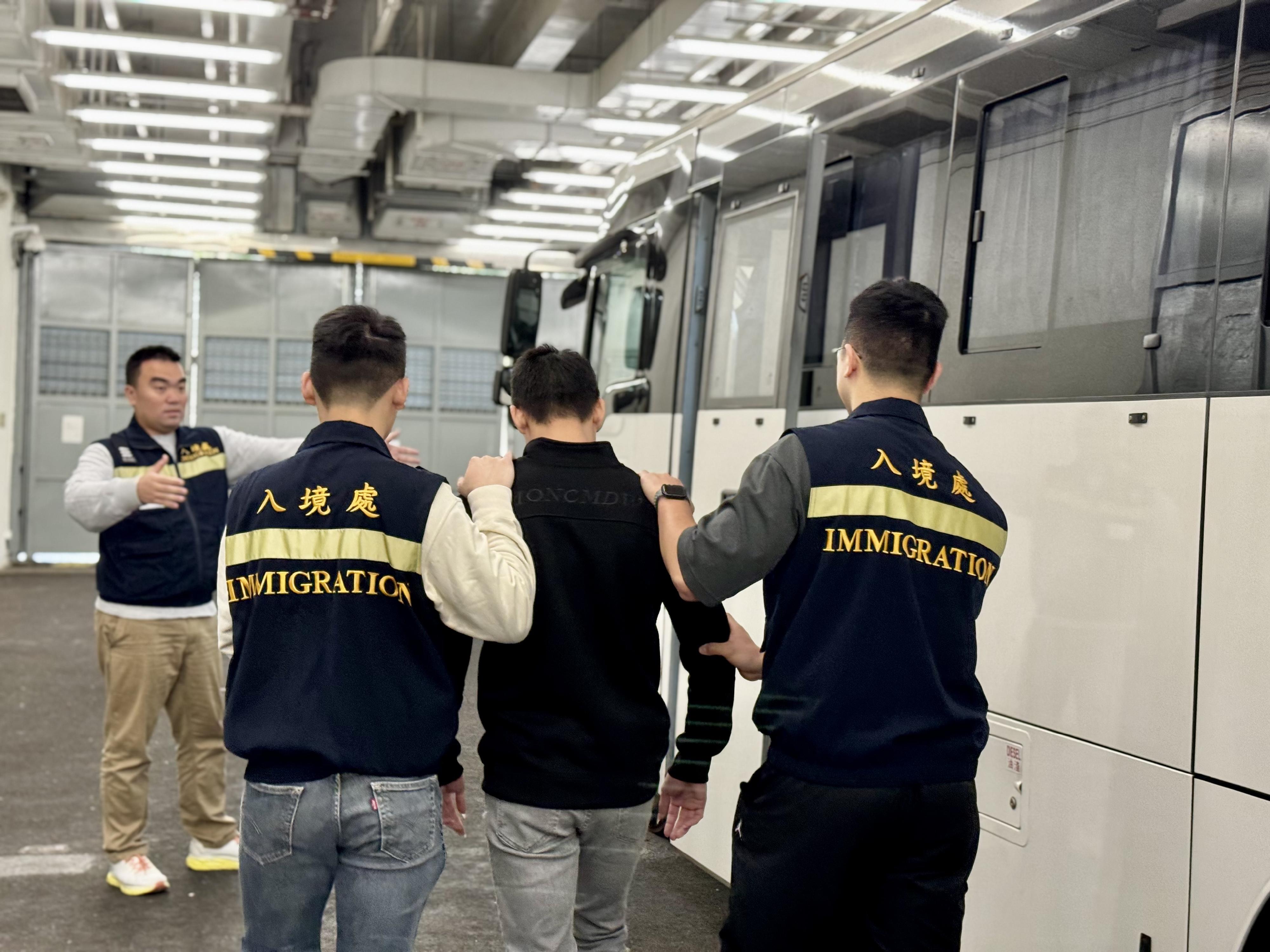 入境事务处（入境处）今日（十二月二十八日）执行遣送行动，将16名越南籍非法入境者遣返越南。图示被遣返人士在入境处人员押送下离开羁押地点前往机场。
