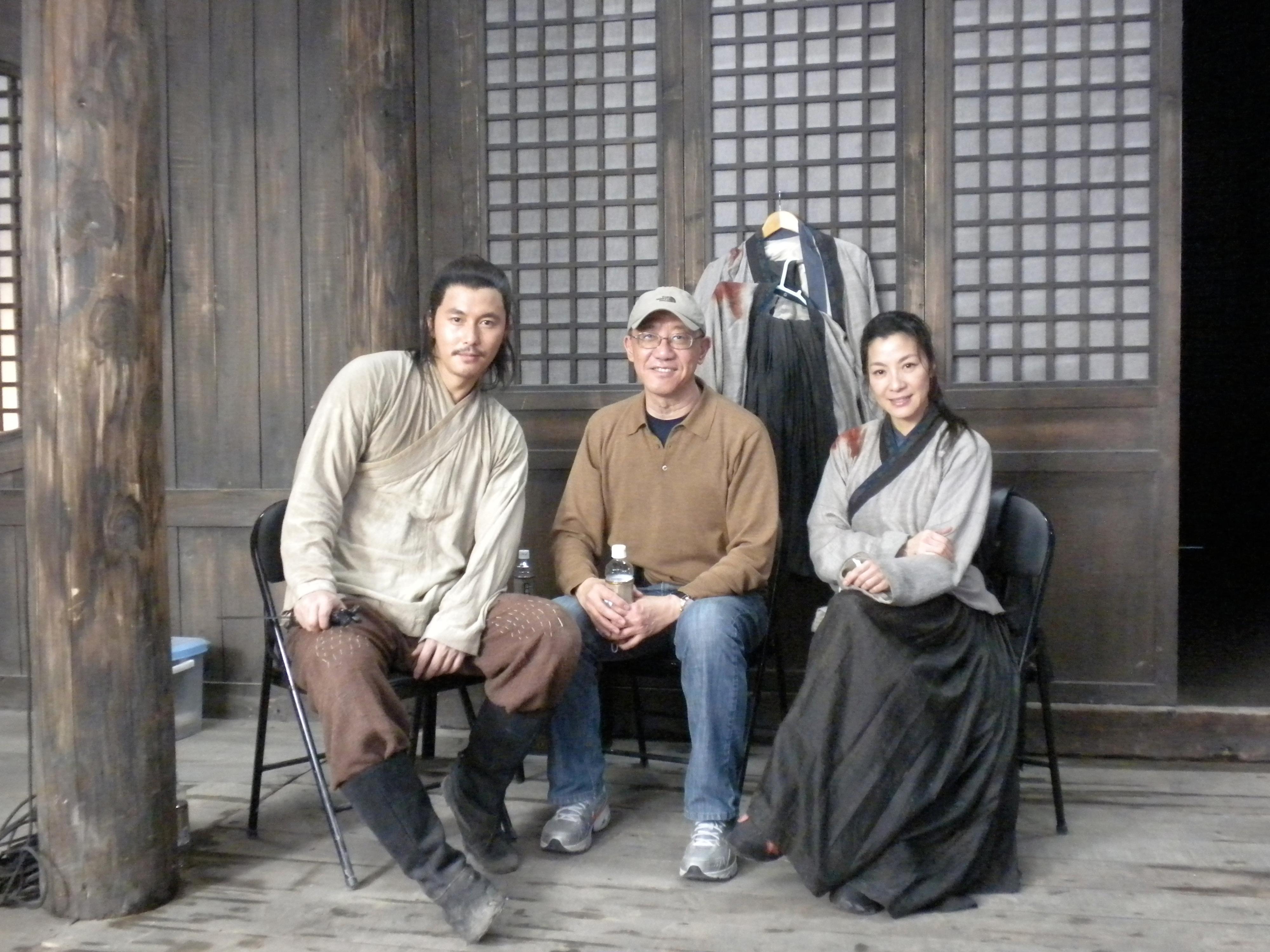 張家振（中）與演員楊紫瓊（右）和鄭雨盛（左）在《劍雨》（2010）的拍攝現場合照。