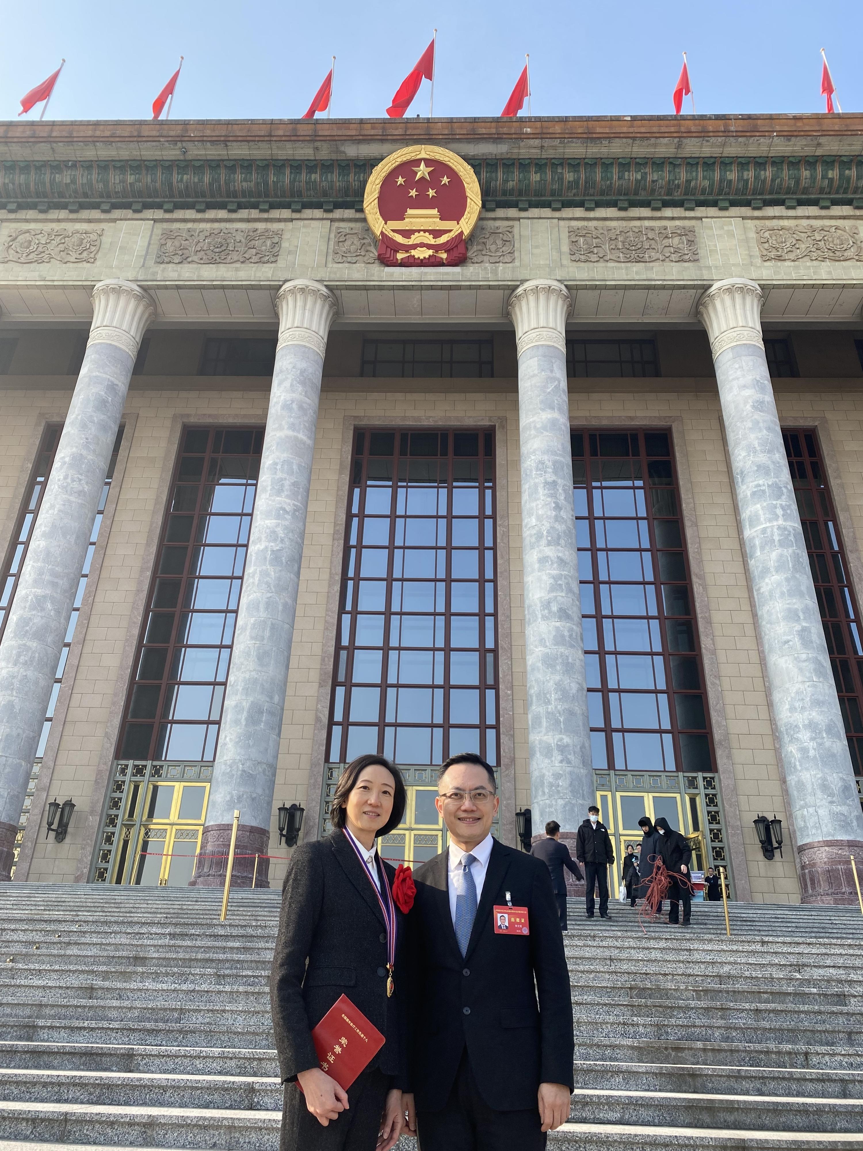 卫生署顾问医生（家庭医学）范婉雯医生今日（十二月二十九日）在北京荣获国家卫生健康委员会「全国援外医疗工作先进个人」表彰，以表扬她及团队今年年初代表卫生署参与香港特区救援队到土耳其地震灾区支援前线救援人员，拯救宝贵生命所作出的贡献。图示卫生署署长林文健医生（右）与范婉雯医生（左）合照。