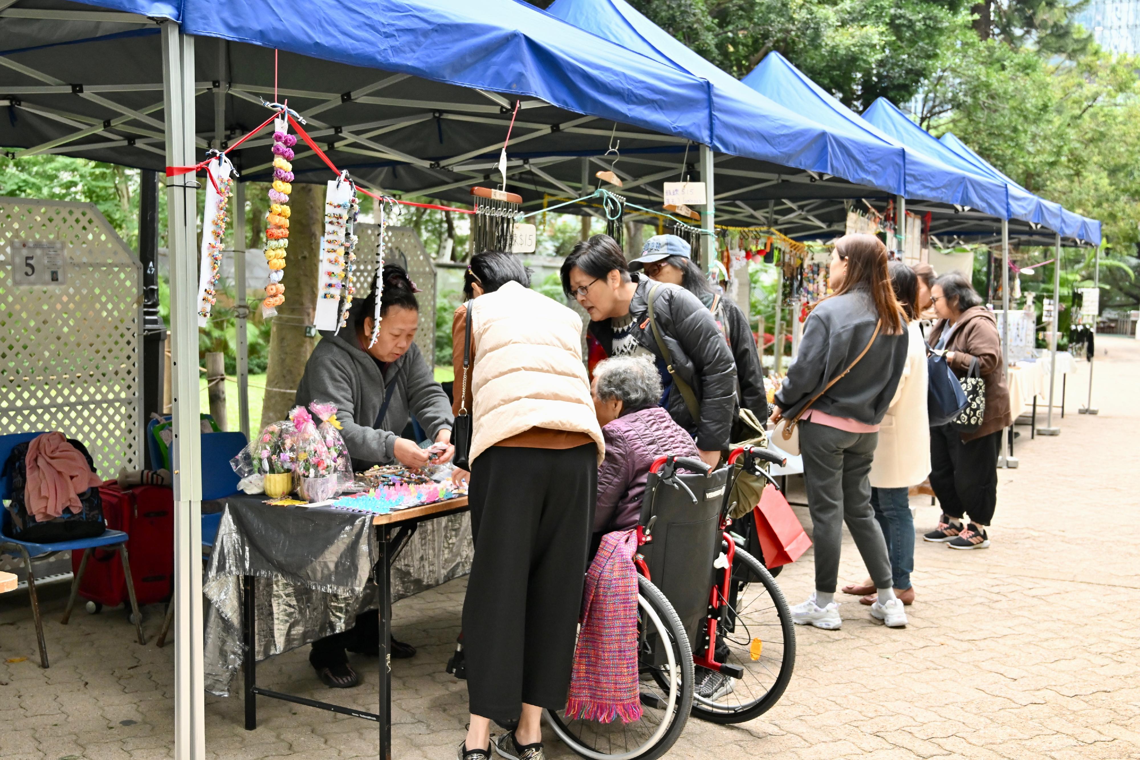 The Leisure and Cultural Services Department invites members of the public to visit the Arts Corner at Hong Kong Park on Saturdays, Sundays and public holidays from January 1 to December 31, 2024. The Arts Corner comprises 10 stalls displaying and selling various kinds of handicrafts and artistic works such as fabric crafts and ornaments, as well as providing cultural and arts services including painting and portrait sketching.