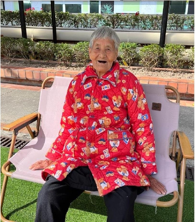 Hung Chuen-ying, aged 82, is about 1.5 metres tall, 50 kilograms in weight and of thin build. She has a square face with yellow complexion and short grey hair. She was last seen wearing a white long jacket with pattern, black trousers and black shoes.