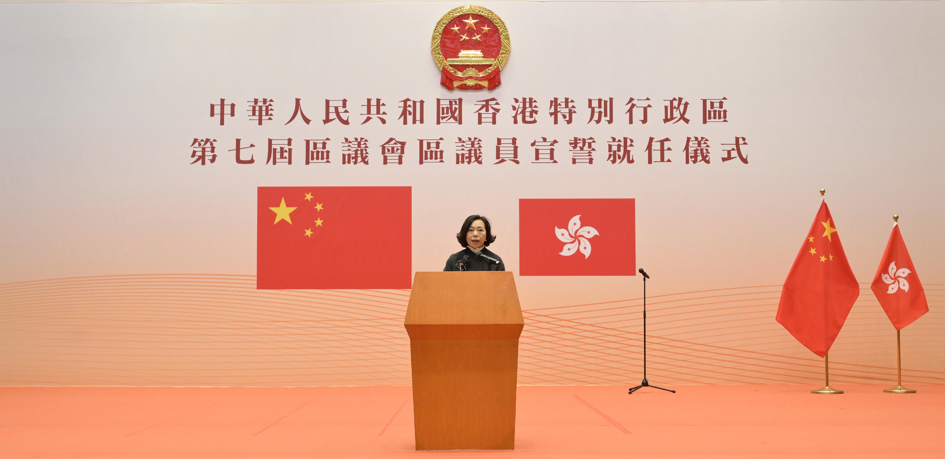 The Government held the oath-taking ceremony for members of the seventh term District Councils at the Conference Hall of the Central Government Offices today (January 1). The Secretary for Home and Youth Affairs, Miss Alice Mak, served as the oath administrator as authorised by the Chief Executive. Photo shows Miss Mak delivering remarks at the ceremony.
