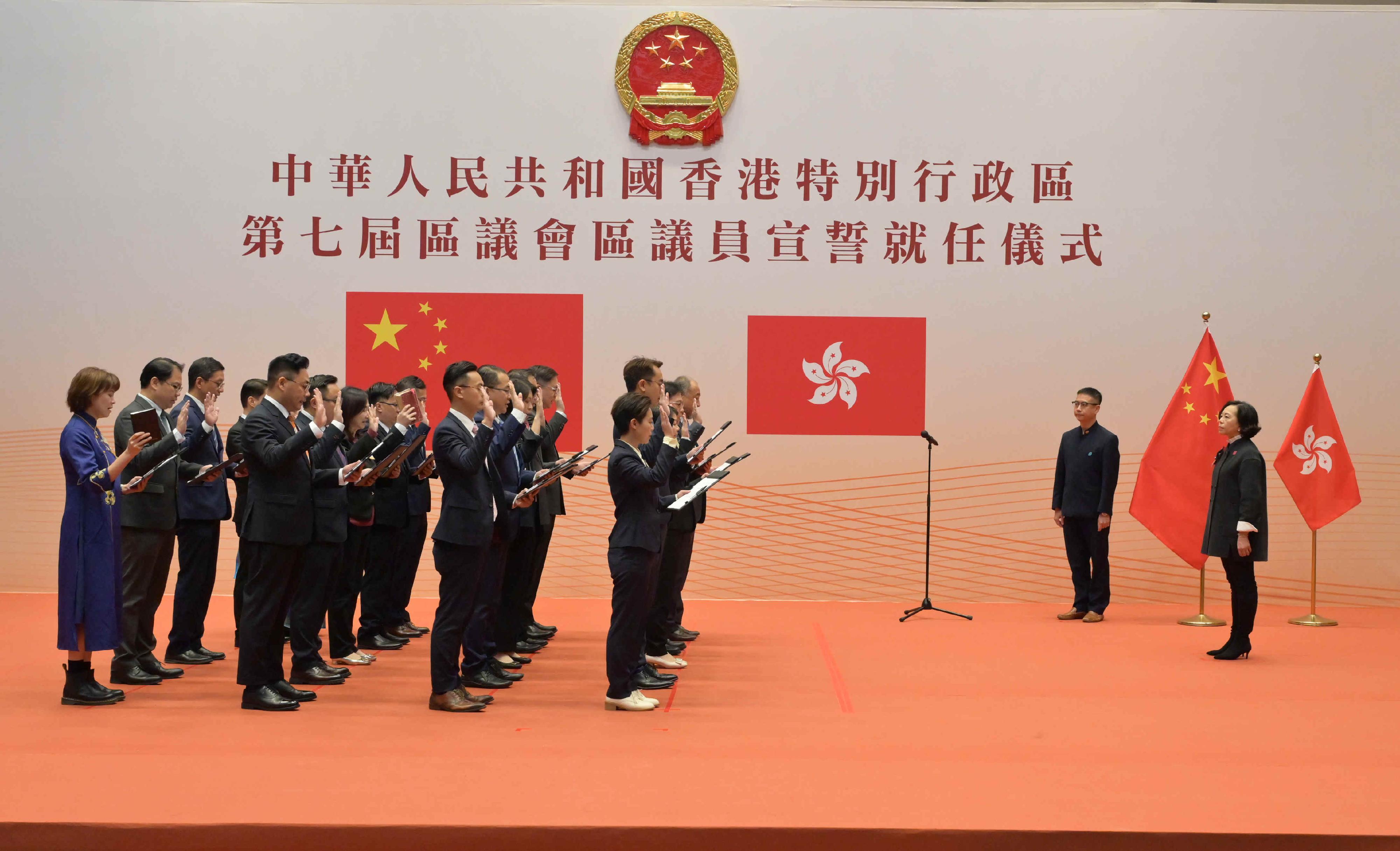 The Government held the oath-taking ceremony for members of the seventh term District Councils (DCs) at the Conference Hall of the Central Government Offices today (January 1). Photo shows the Secretary for Home and Youth Affairs, Miss Alice Mak (first right), being the oath administrator authorised by the Chief Executive, administering the oath-taking by DC members from Yau Tsim Mong District at the ceremony.