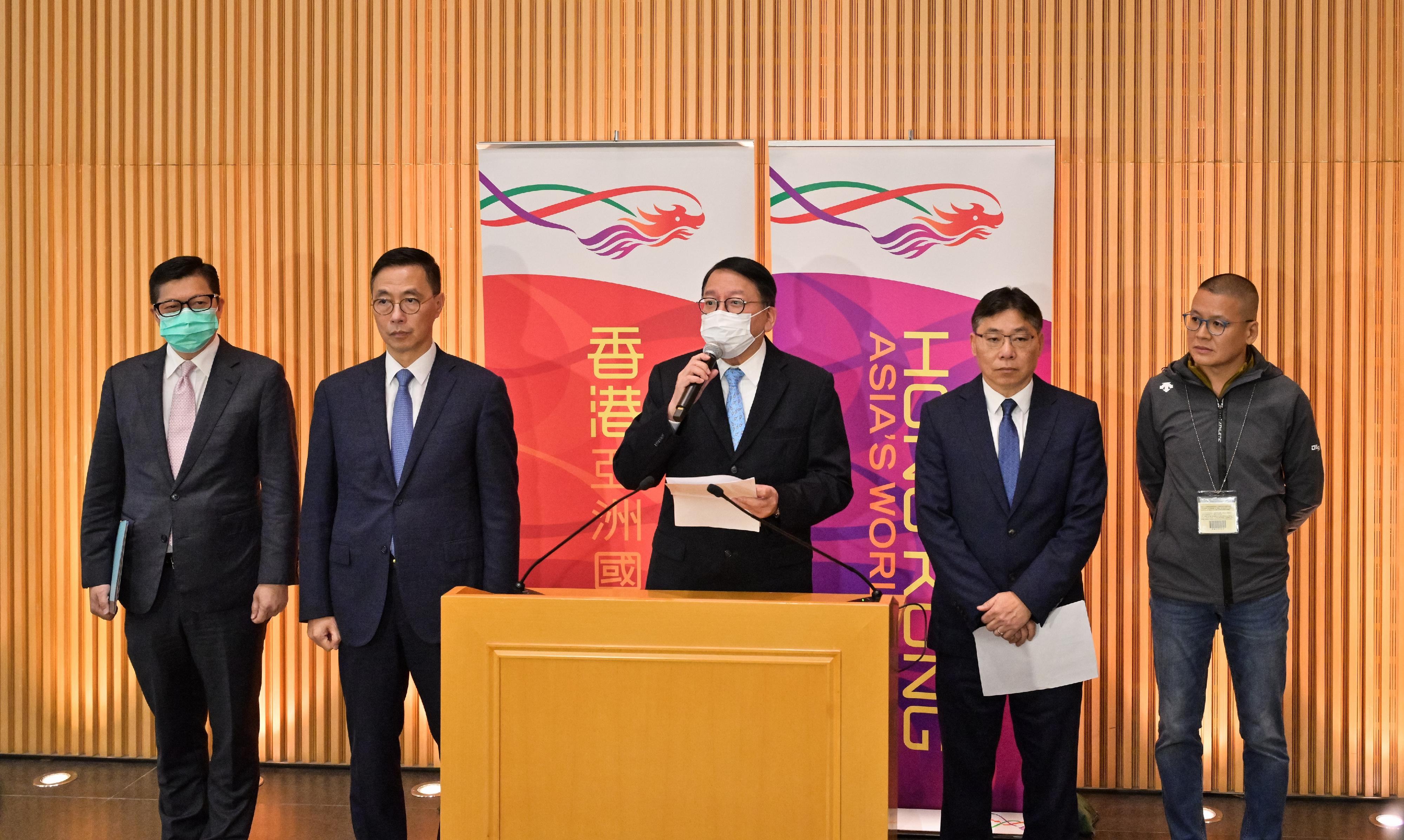 The Chief Secretary for Administration, Mr Chan Kwok-ki (centre), together with the Secretary for Culture, Sports and Tourism, Mr Kevin Yeung (second left); the Secretary for Security, Mr Tang Ping-keung (first left); the Secretary for Transport and Logistics, Mr Lam Sai-hung (second right); and the Secretary of the Hong Kong Guangdong Boundary Crossing Bus Association, Mr Freeman Cheung (first right), meet the media today (January 2).