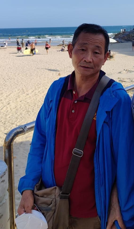 Yau Tung-nam, aged 64, is about 1.7 metres tall, 68 kilograms in weight and of medium build. He has a square face with yellow complexion and short black hair. He was last seen wearing a black jacket, red polo shirt, brown trousers, dark sports shoes and carrying a dark crossbody bag.