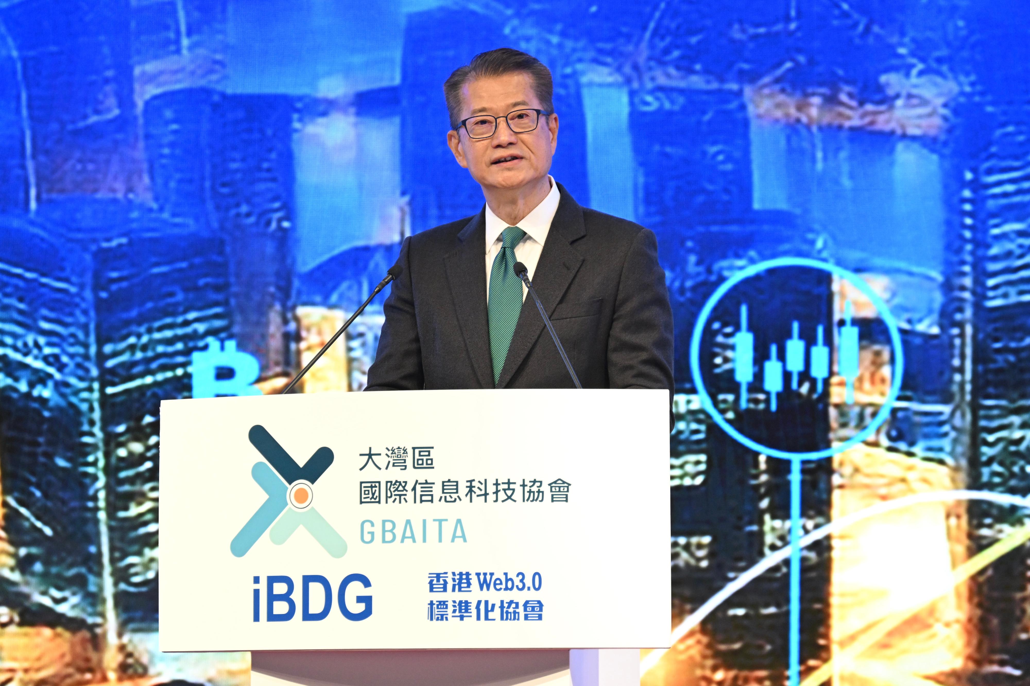 財政司司長陳茂波今日（一月四日）在大灣區國際信息科技協會主辦的數字經濟發展新機遇峰會致辭。