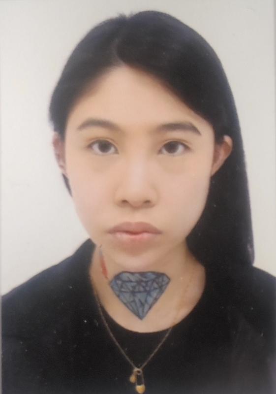 Lai Hiu-yan, aged 23, is about 1.72 metres tall, 54 kilograms in weight and of thin build. She has a pointed face with yellow complexion, long black hair. She has a tattoo on her neck. She was last seen wearing a blue jacket, black trousers, white shoes and carrying a pink crossbody bag and a yellow bag.
