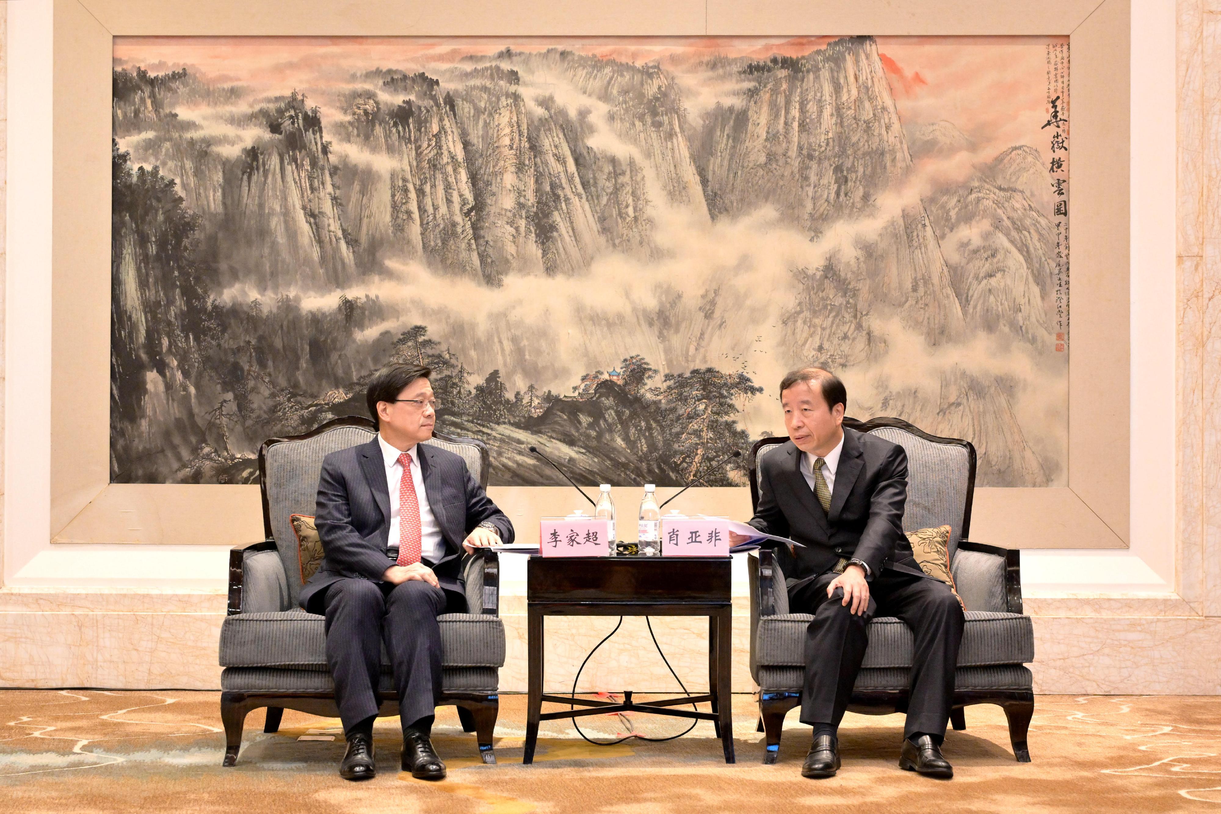 行政长官李家超（左）今日（一月四日）在东莞与广东省人大常委会副主任兼东莞市委书记肖亚非会面。