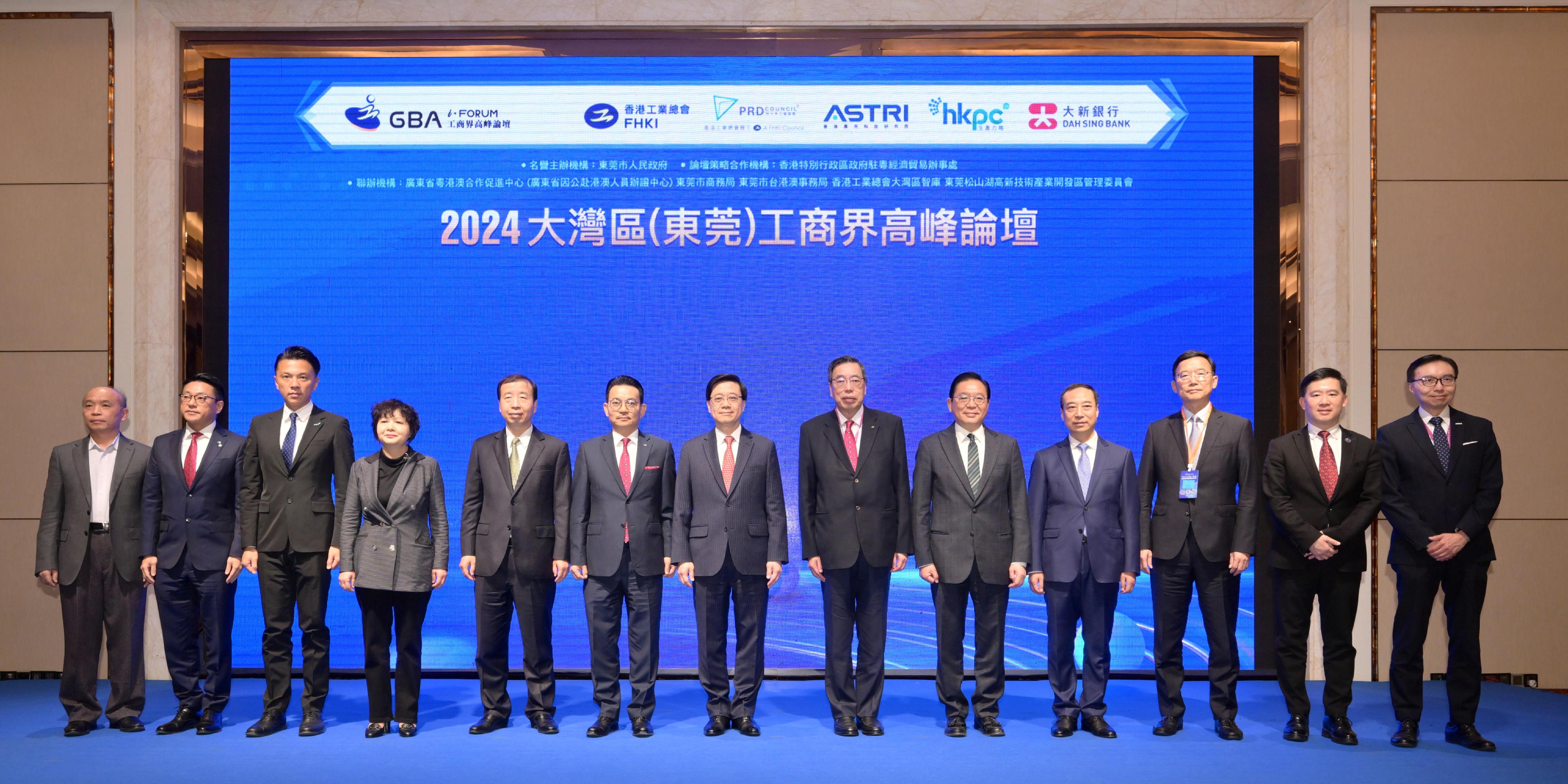 The Chief Executive, Mr John Lee, attended the 2024 GBA iForum hosted by the Federation of Hong Kong Industries in Dongguan today (January 4). Photo shows (from fourth left) the Director General of the Hong Kong and Macao Affairs Office of the People's Government of Guangdong Province, Ms Li Huanchun; the Vice-Chairman of the Standing Committee of the Guangdong Provincial People's Congress and the Secretary of the CPC Dongguan Municipal Committee, Mr Xiao Yafei; the Chairman of the Federation of Hong Kong Industries, Mr Steve Chuang; Mr Lee; the President of the Legislative Council, Mr Andrew Leung; Legislative Council Member Mr Jeffrey Lam; Deputy Secretary of the CPC Dongguan Municipal Committee and the Mayor of the Dongguan Municipal Government, Mr Lyu Chengxi; and other guests at the forum.
