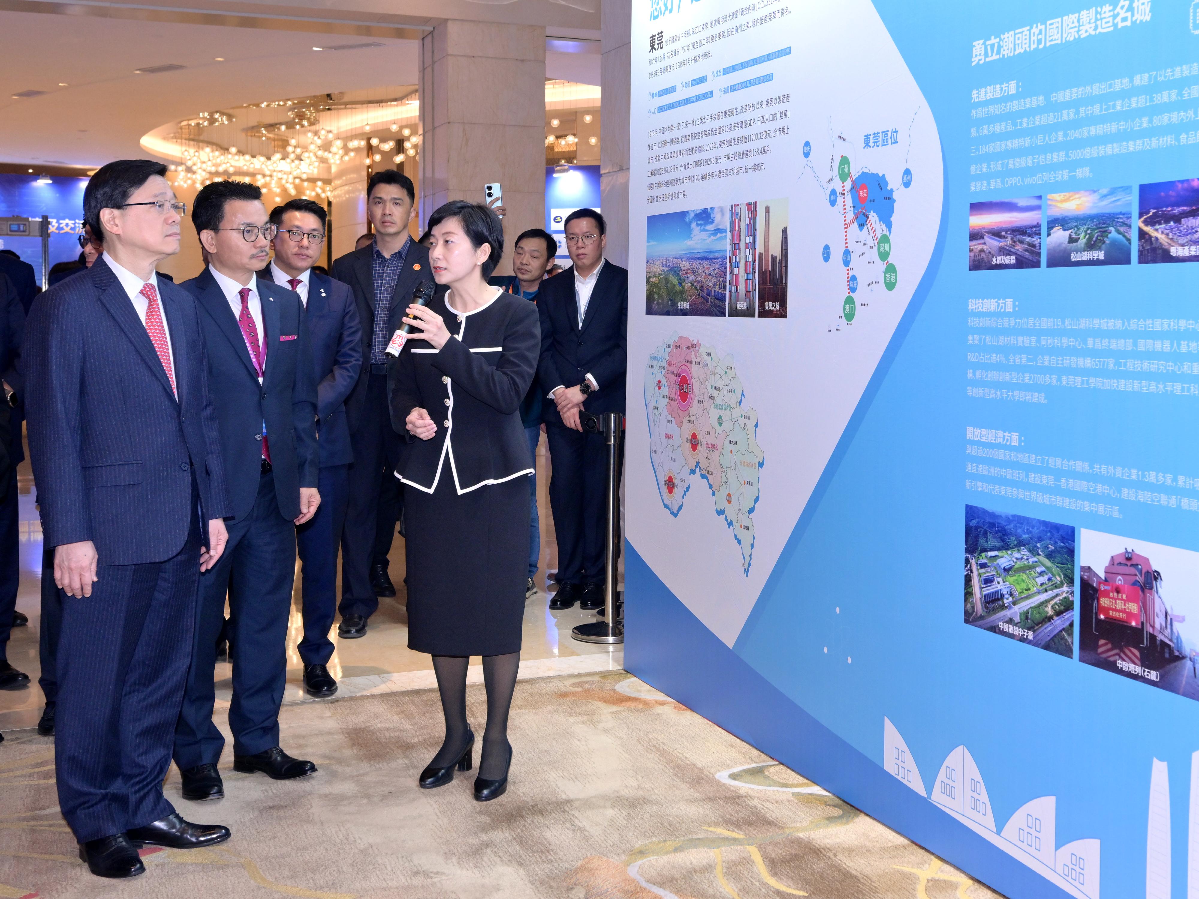 The Chief Executive, Mr John Lee, attended the dinner session of the 2024 GBA iForum cum Dinner hosted by the Federation of Hong Kong Industries in Dongguan today (January 4). Photo shows Mr Lee (first left) touring an exhibition at the event.