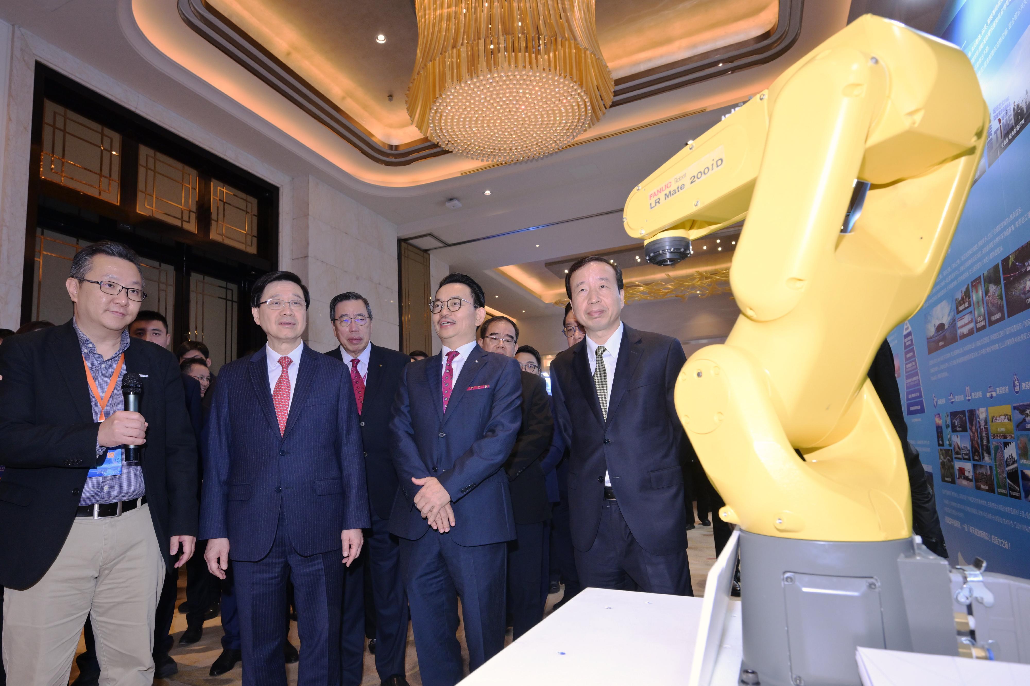 The Chief Executive, Mr John Lee, attended the dinner session of the 2024 GBA iForum cum Dinner hosted by the Federation of Hong Kong Industries in Dongguan today (January 4). Photo shows Mr Lee (second left) touring an exhibition at the event.