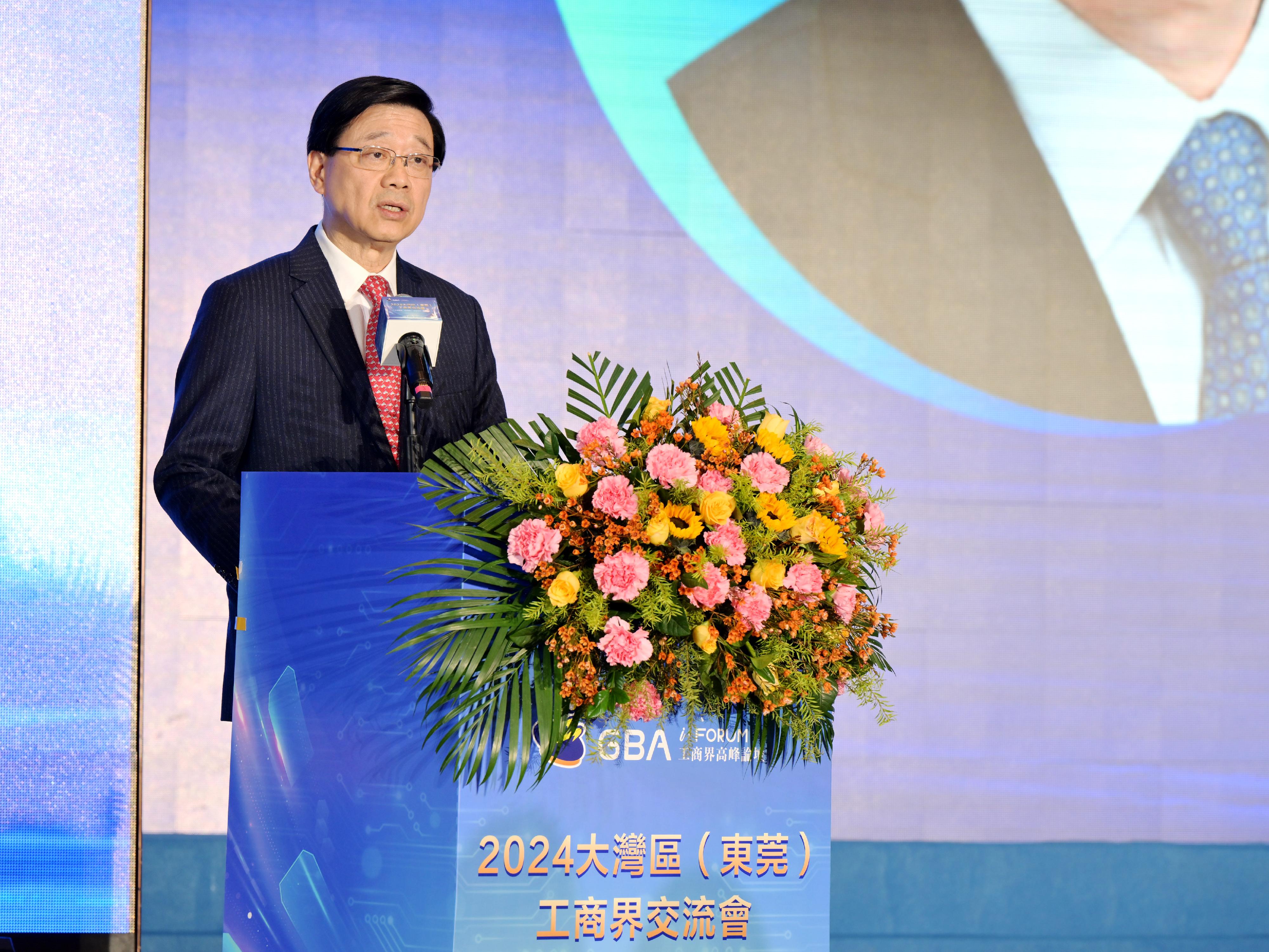 The Chief Executive, Mr John Lee, attended the dinner session of the 2024 GBA iForum cum Dinner hosted by the Federation of Hong Kong Industries in Dongguan today (January 4). Photo shows Mr Lee speaking at the dinner event.