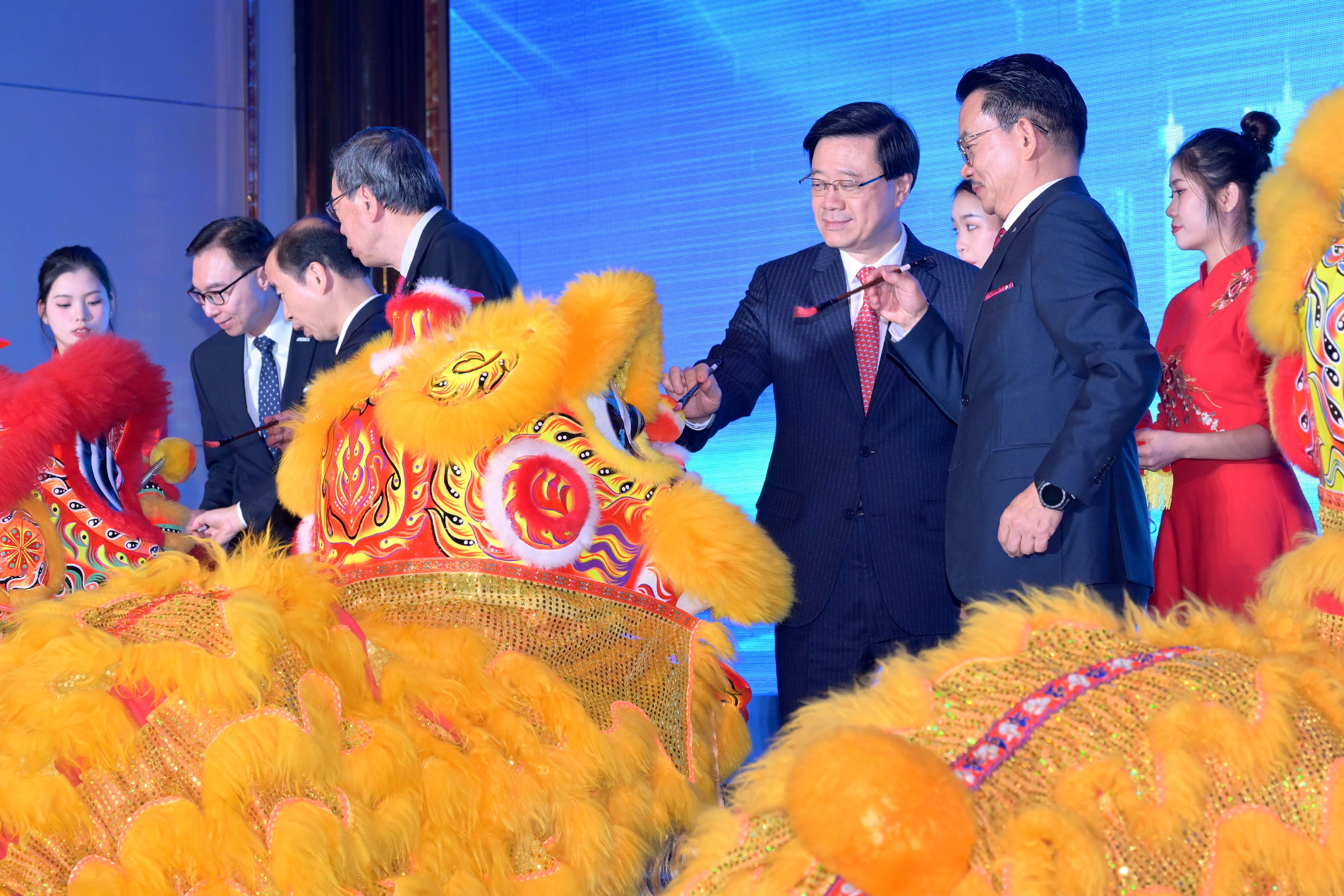 The Chief Executive, Mr John Lee, attended the dinner session of the 2024 GBA iForum cum Dinner hosted by the Federation of Hong Kong Industries in Dongguan today (January 4). Photo shows Mr Lee (third right), with other guests, in a lion dance eye-dotting ceremony at the dinner event. 