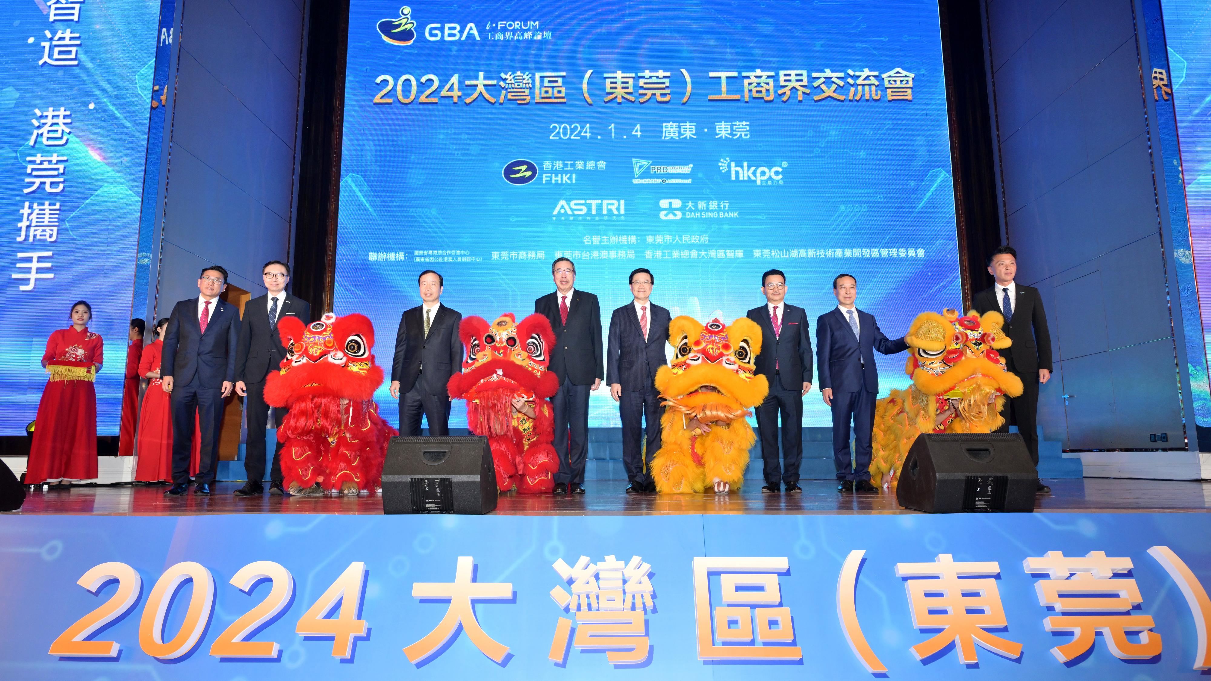 The Chief Executive, Mr John Lee, attended the dinner session of the 2024 GBA iForum cum Dinner hosted by the Federation of Hong Kong Industries in Dongguan today (January 4). Photo shows (from third left) the Vice-Chairman of the Standing Committee of the Guangdong Provincial People's Congress and the Secretary of the CPC Dongguan Municipal Committee, Mr Xiao Yafei; the President of the Legislative Council, Mr Andrew Leung; Mr Lee; the Chairman of the Federation of Hong Kong Industries, Mr Steve Chuang; Deputy Secretary of the CPC Dongguan Municipal Committee and the Mayor of the Dongguan Municipal Government, Mr Lyu Chengxi; 
with other guests, in a lion dance eye-dotting ceremony at the dinner event. 