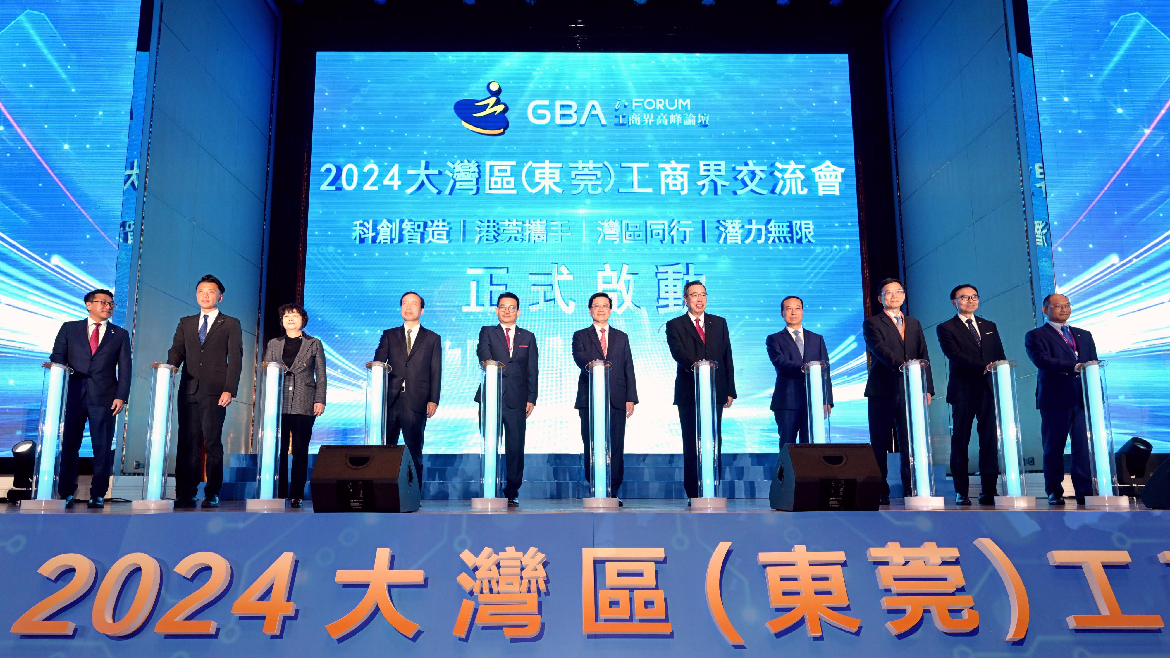 The Chief Executive, Mr John Lee, attended the dinner session of the 2024 GBA iForum cum Dinner hosted by the Federation of Hong Kong Industries in Dongguan today (January 4). Photo shows (from third left) the Director General of the Hong Kong and Macao Affairs Office of the People's Government of Guangdong Province, Ms Li Huanchun; the Vice-Chairman of the Standing Committee of the Guangdong Provincial People's Congress and the Secretary of the CPC Dongguan Municipal Committee, Mr Xiao Yafei; the Chairman of the Federation of Hong Kong Industries, Mr Steve Chuang; Mr Lee; the President of the Legislative Council, Mr Andrew Leung; Deputy Secretary of the CPC Dongguan Municipal Committee and the Mayor of the Dongguan Municipal Government, Mr Lyu Chengxi; with other guests, officiating at the dinner event. 
