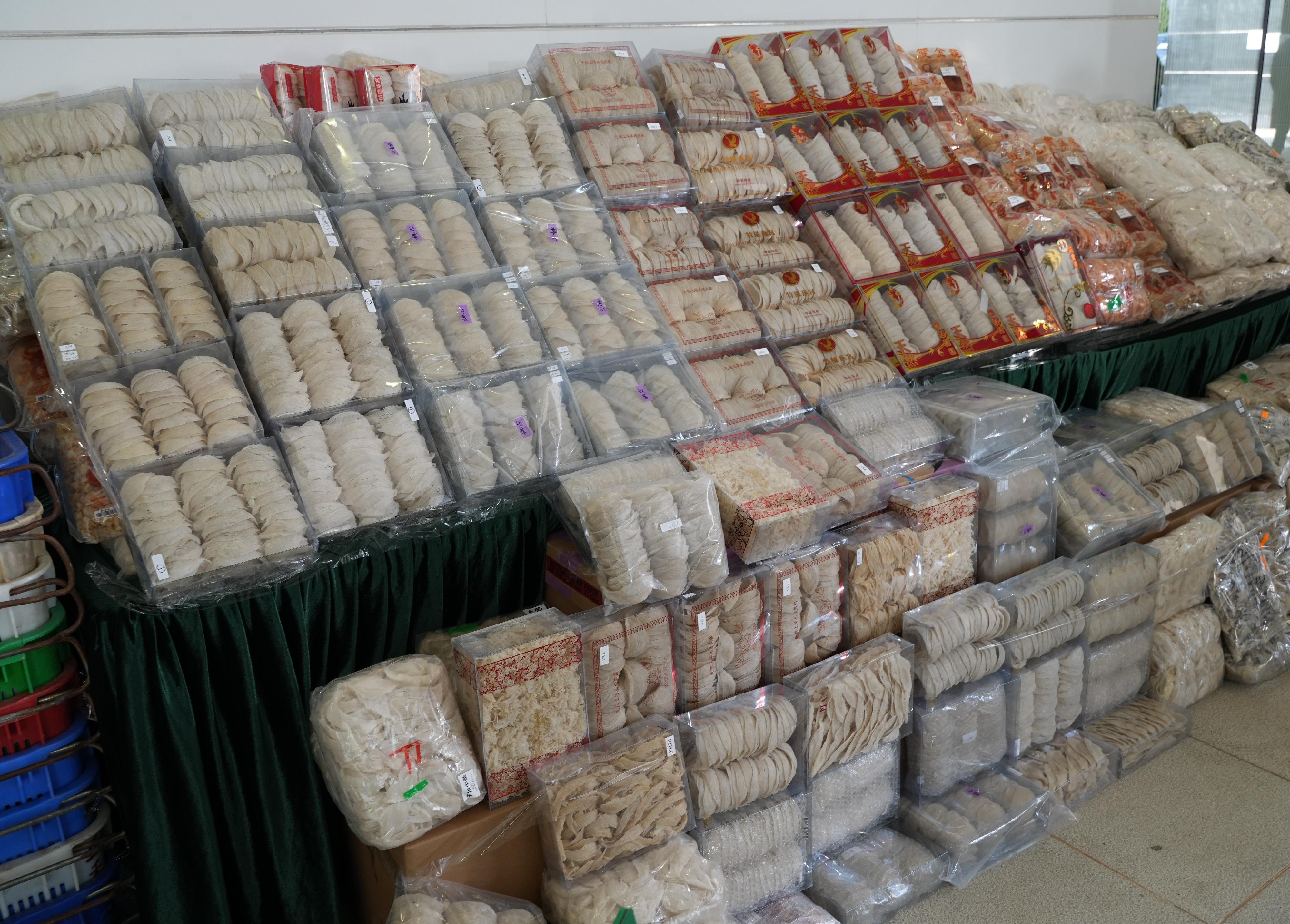 Hong Kong Customs yesterday (January 3) detected a suspected smuggling case involving a cross-boundary goods vehicle at the Man Kam To Control Point and seized about 234 kilograms of suspected smuggled bird's nests with an estimated market value of about $9.5 million. Photo shows some of the suspected smuggled bird's nests seized.