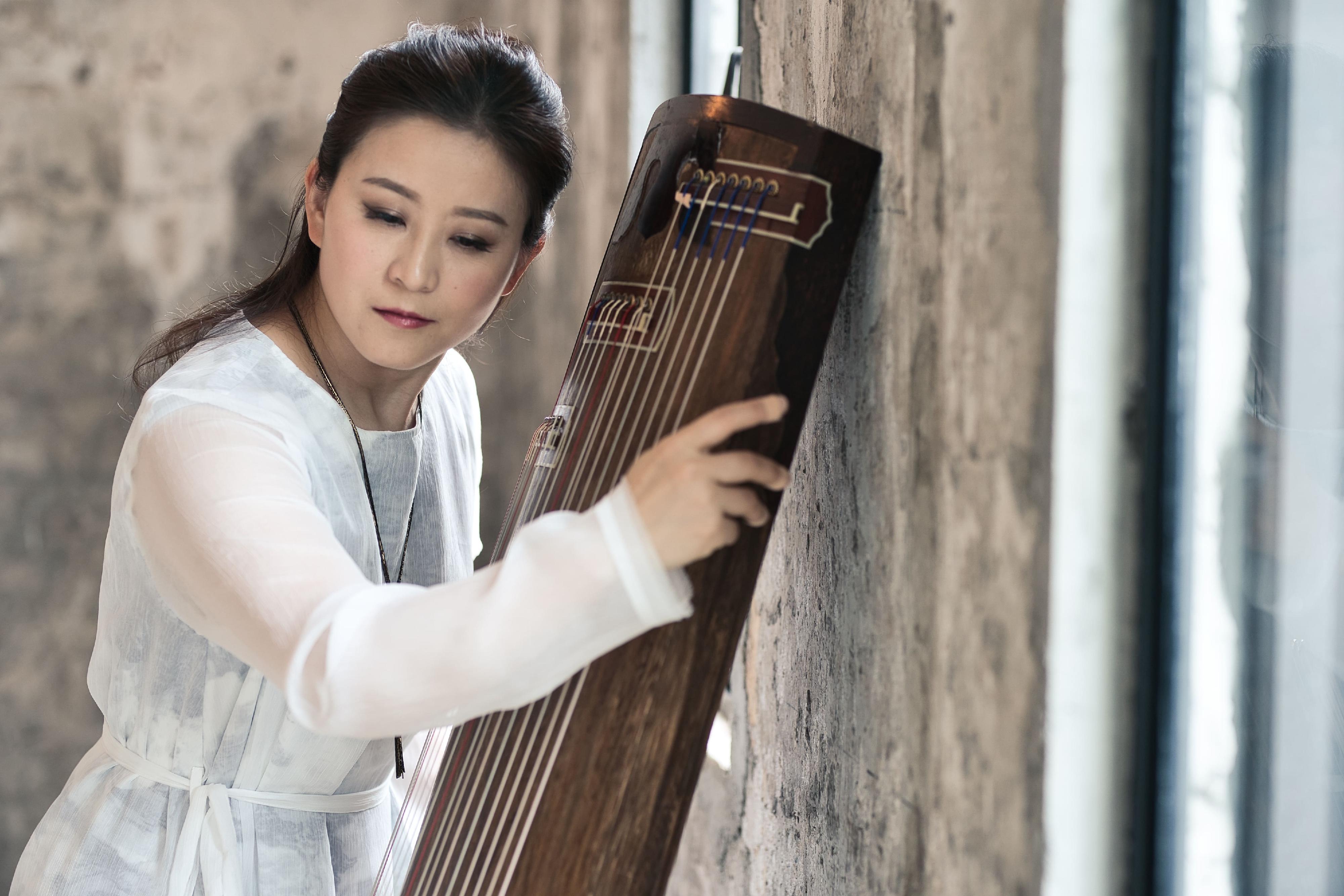 康乐及文化事务署本月下旬举行「大会堂乐萃」系列：「声影墨色」──万幸古筝演奏会。图为万幸。（图片来源：Cheung Chi-wai）