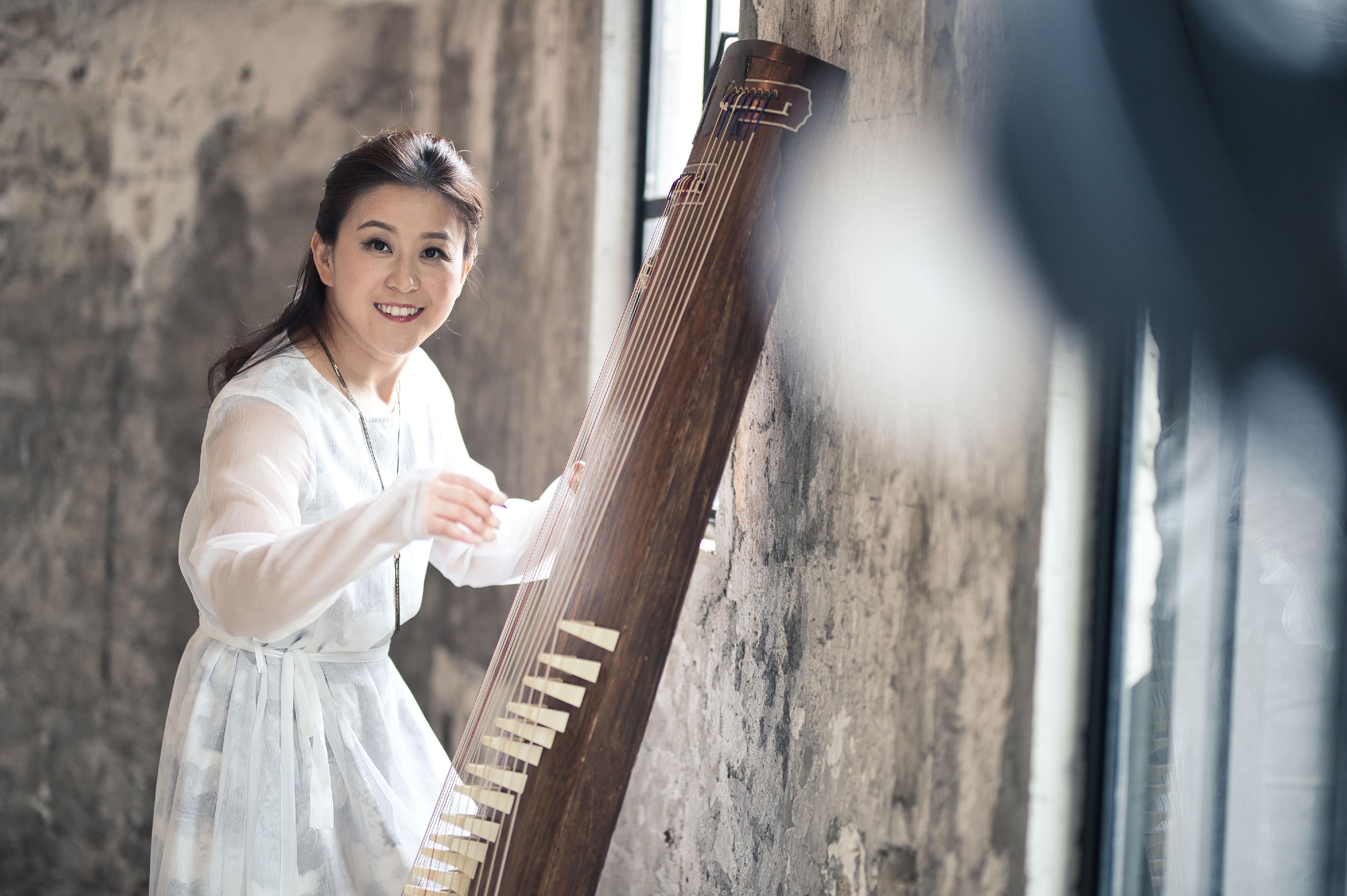 康乐及文化事务署本月下旬举行「大会堂乐萃」系列：「声影墨色」──万幸古筝演奏会。图为万幸。（图片来源：Cheung Chi-wai）