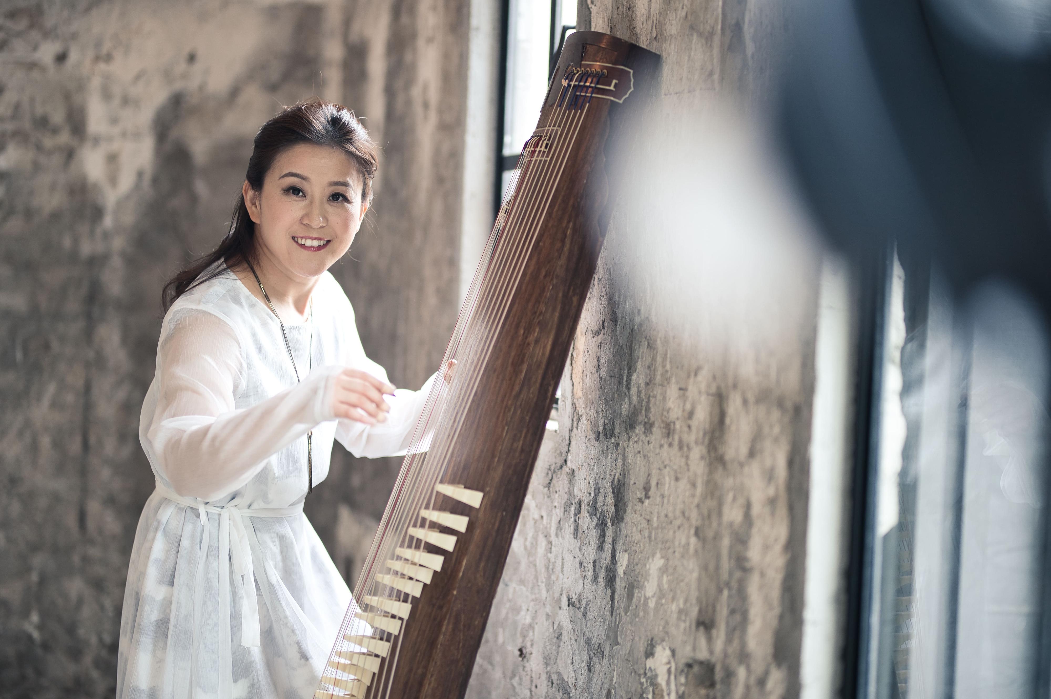 The Leisure and Cultural Services Department will present "City Hall Virtuosi" Series: Guzheng Recital by Wan Xing later this month. Photo shows Wan. (Source of photo: Cheung Chi-wai)