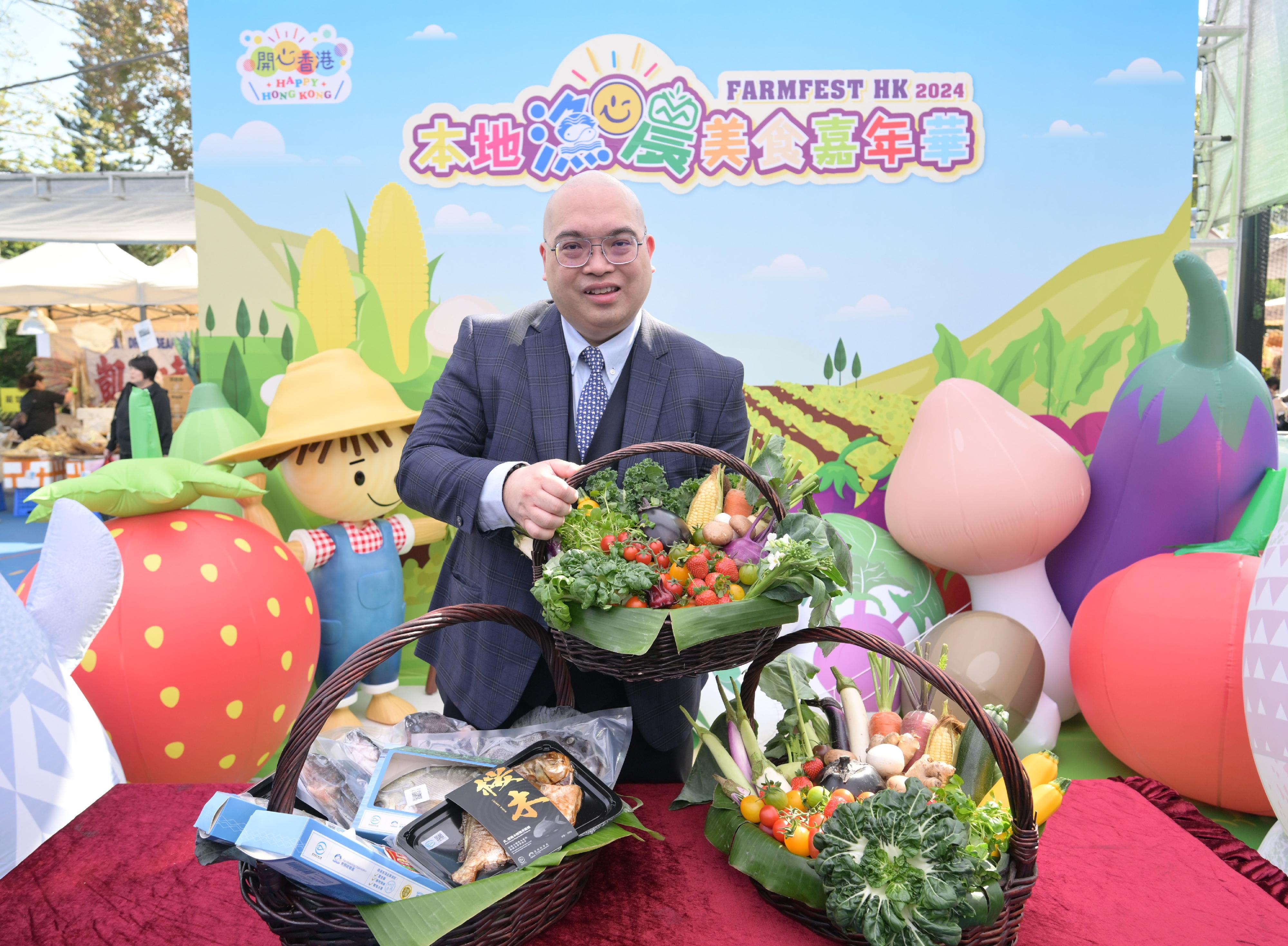 FarmFest 2024 runs for three consecutive days between today (January 5) and January 7 at Fa Hui Park in Mong Kok to showcase a variety of local agricultural and fisheries products and other goods. Photo shows the Chairman of the Organising Committee of FarmFest, Dr Eric Lau, introducing local agricultural and fisheries products.