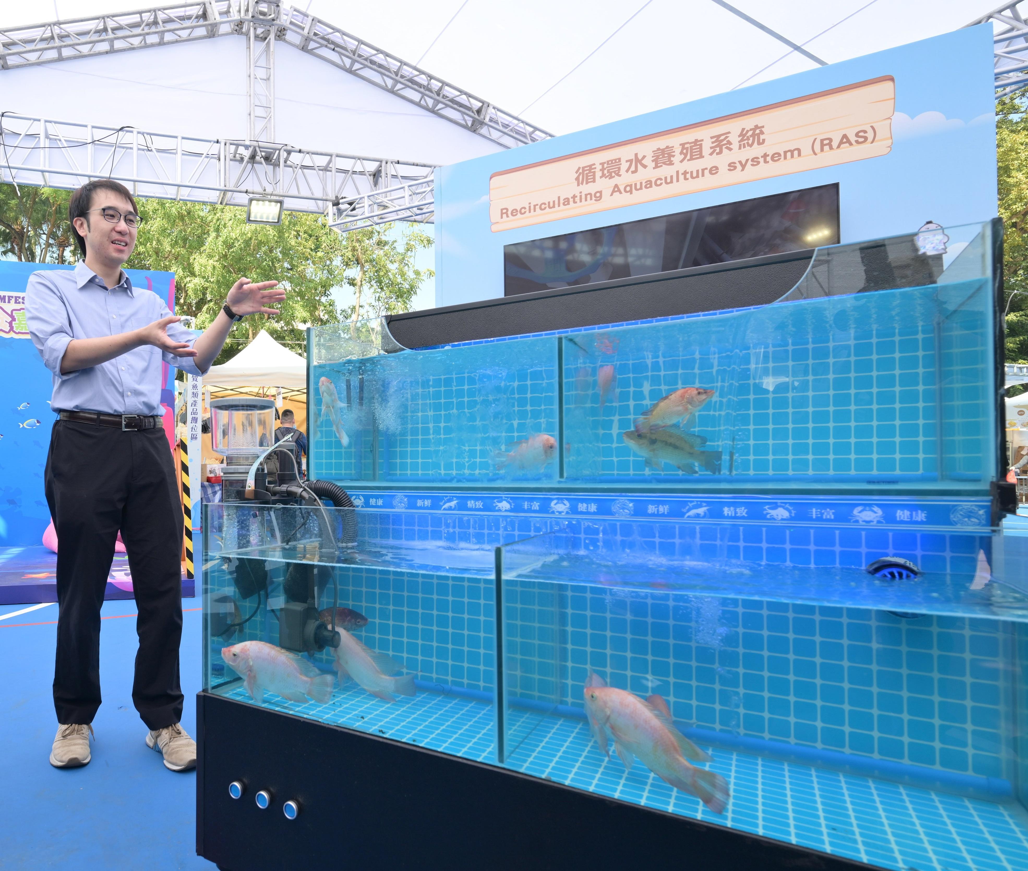 FarmFest 2024 runs for three consecutive days between today (January 5) and January 7 at Fa Hui Park in Mong Kok to showcase a variety of local agricultural and fisheries products and other goods. Photo shows the Fisheries Officer (Aquaculture Projects) of the Agriculture, Fisheries and Conservation Department, Dr Peter Luk, introducing the recirculating aquaculture system in the fisheries zone.