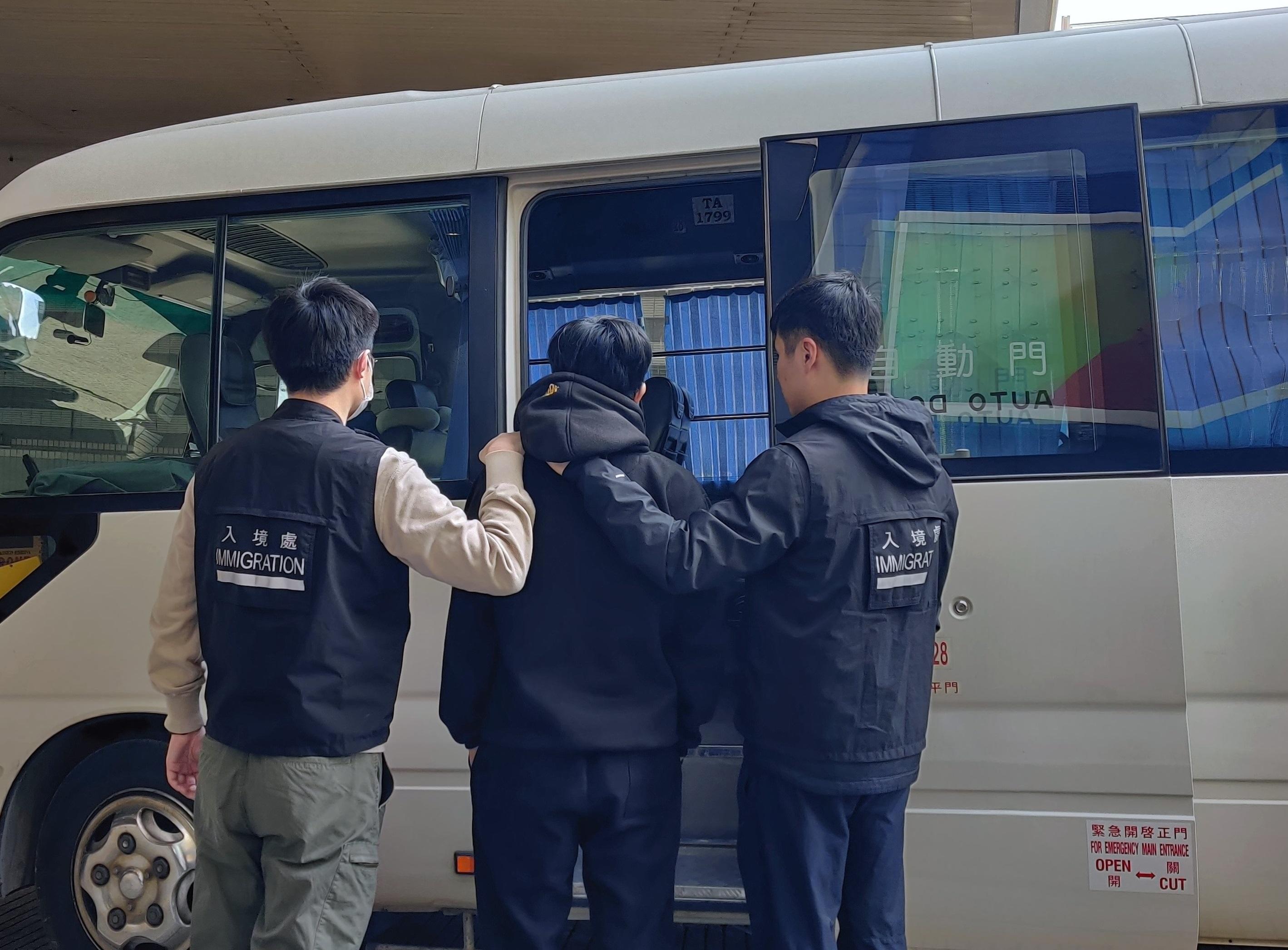 The Immigration Department mounted a series of territory-wide anti-illegal worker operations codenamed "Twilight", and a joint operation with the Hong Kong Police Force codenamed "Windsand", for three consecutive days from January 2 to yesterday (January 4). Photo shows a suspected illegal worker arrested during an operation.