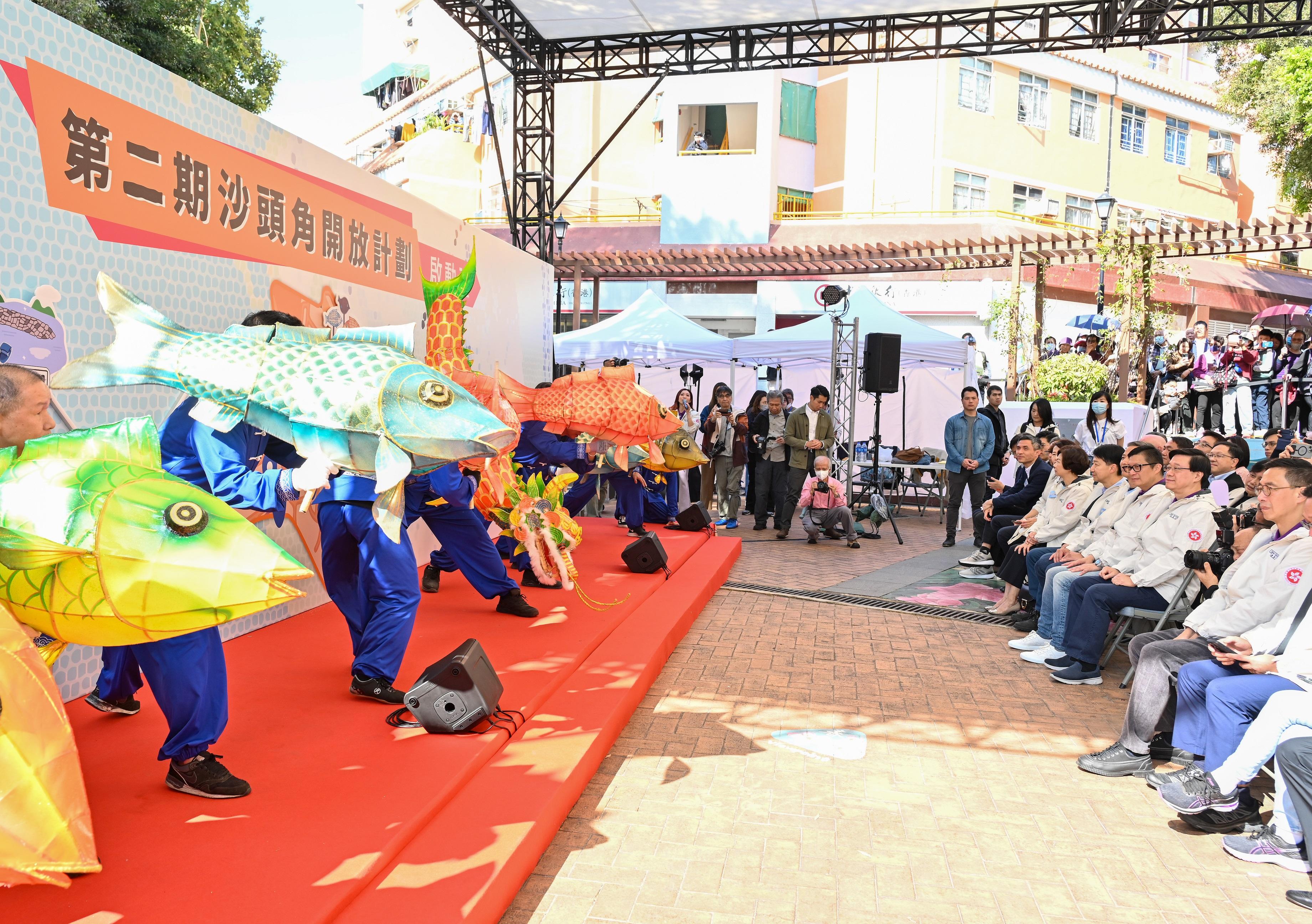 行政長官李家超今日（一月六日）主持第二期沙頭角開放計劃啟動禮。圖示李家超（右二）與其他嘉賓欣賞沙頭角魚燈舞表演。