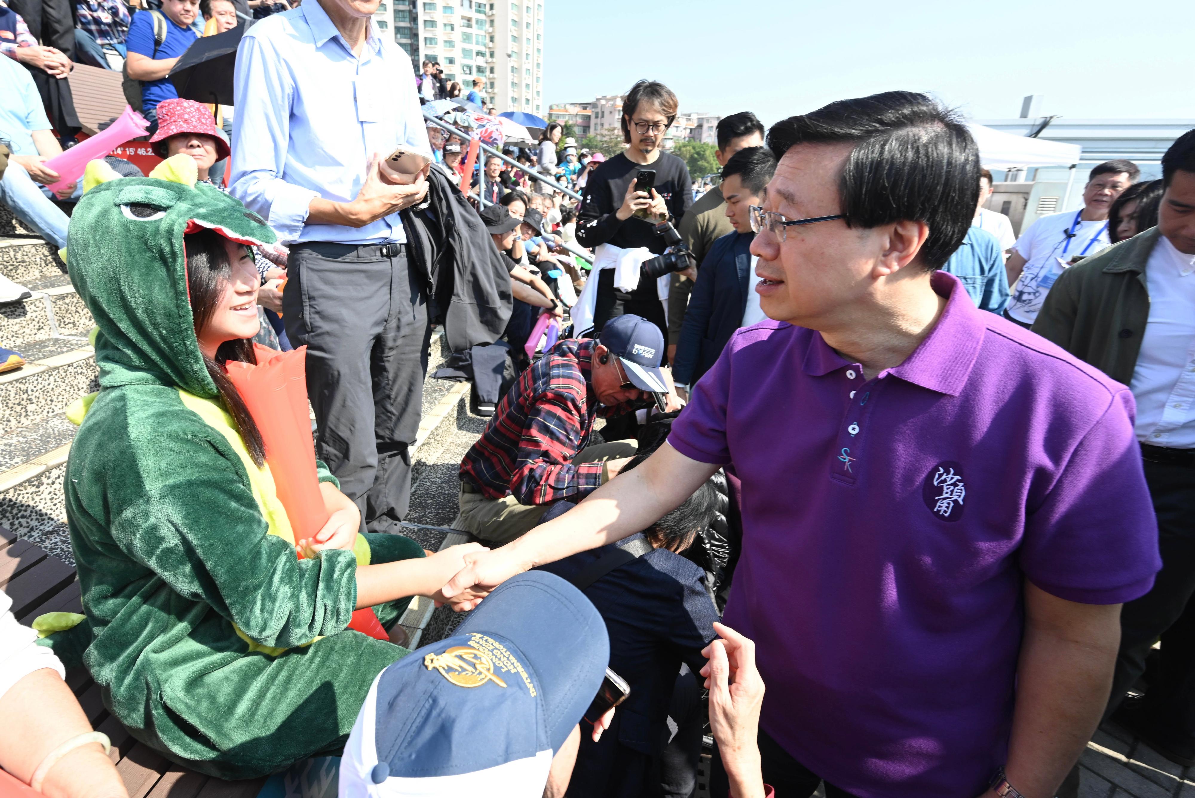 行政長官李家超今日（一月六日）主持第二期沙頭角開放計劃啟動禮。圖示李家超（右）在沙頭角碼頭與市民交流。
