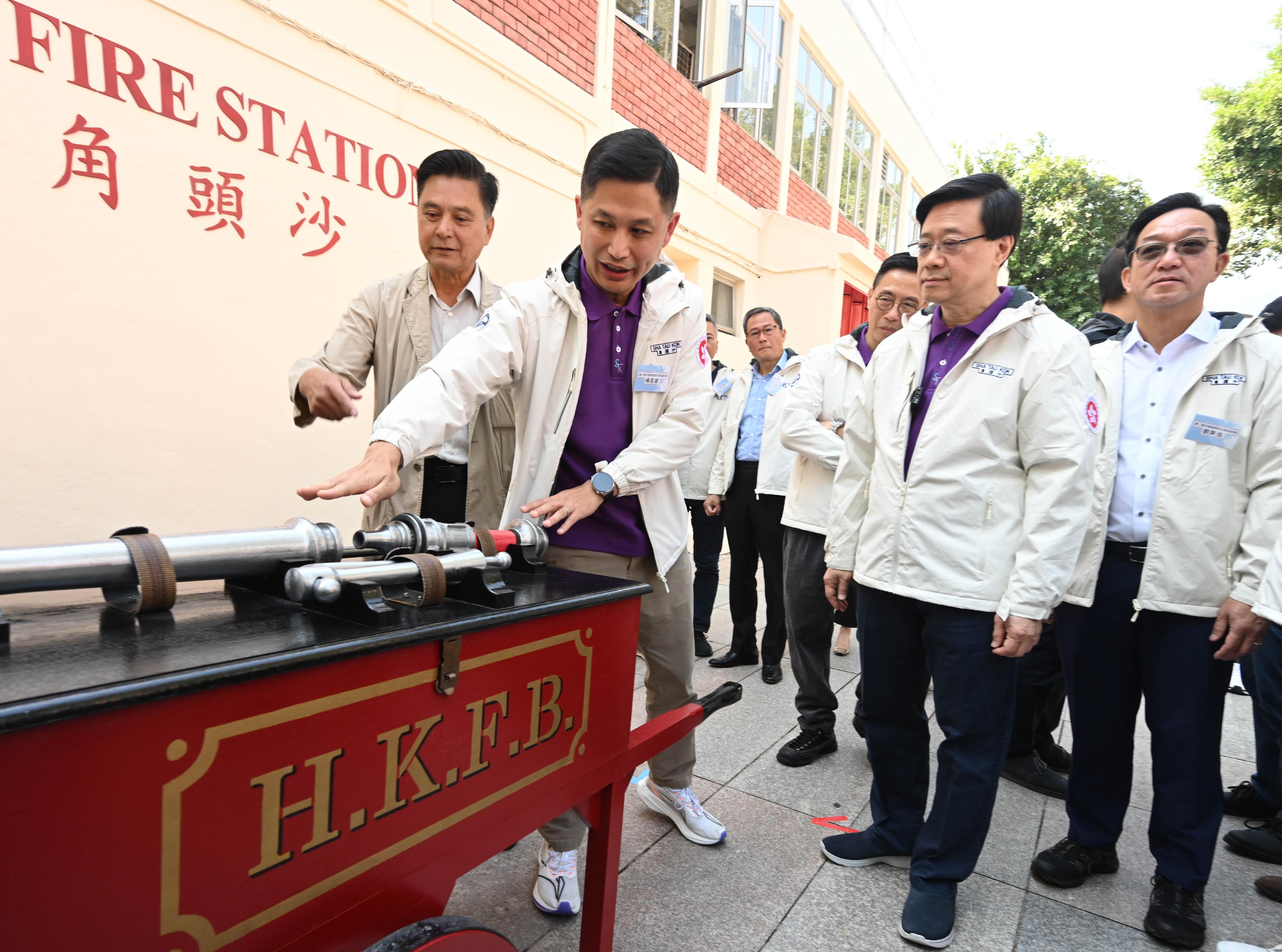 The Chief Executive, Mr John Lee, officiated at the Second Phase Opening-up of Sha Tau Kok Launching Ceremony today (January 6). Photo shows Mr Lee (second right) being briefed by the Director of Fire Services, Mr Andy Yeung (second left), on a century-old fire-fighting hand cart at the old Sha Tau Kok Fire Station.