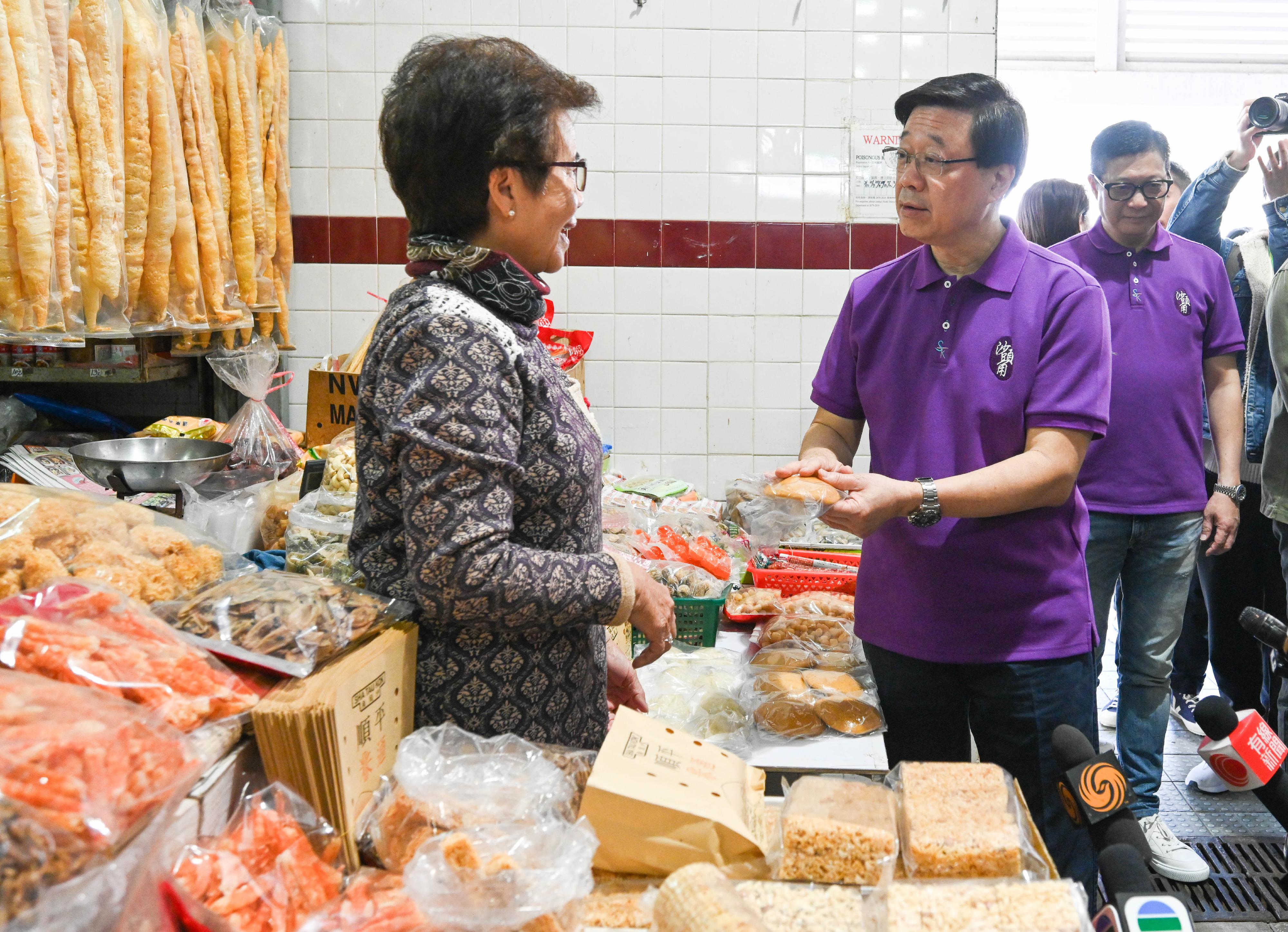 The Chief Executive, Mr John Lee, officiated at the Second Phase Opening-up of Sha Tau Kok Launching Ceremony today (January 6). Photo shows Mr Lee (second right) chatting with a stall operator at the "Dried Seafood Street" inside the Sha Tau Kok Market to learn more about the stall's business. Looking on is the Secretary for Security, Mr Tang Ping-keung (first right). 
